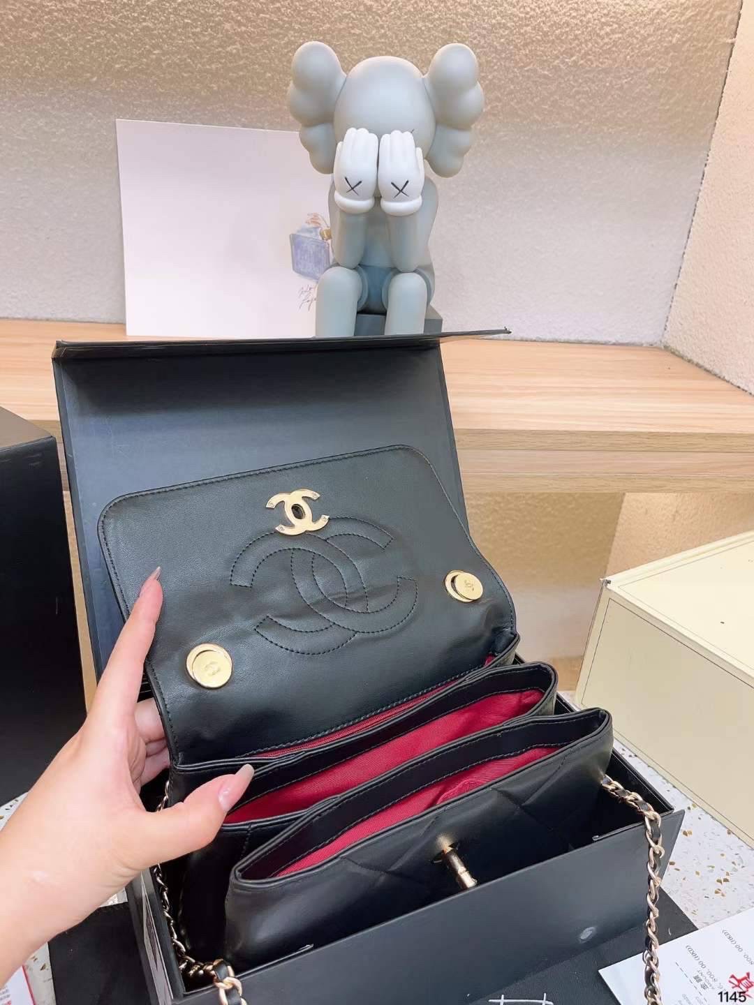 Chanel Trendy CC Handle Flap Bag 10" / Chanel Bag พร้อมส่ง กระเป๋าสะพายสุดคลาสสิคพร้อมมือจับในตัว งานหนังเรียบ อะไหล่ทองสวยมาก มาพร้อมกล่อง อปก ครบเซ็ท รอบนี้จัดราคาพิเศษสุดคุ้มค่ะ