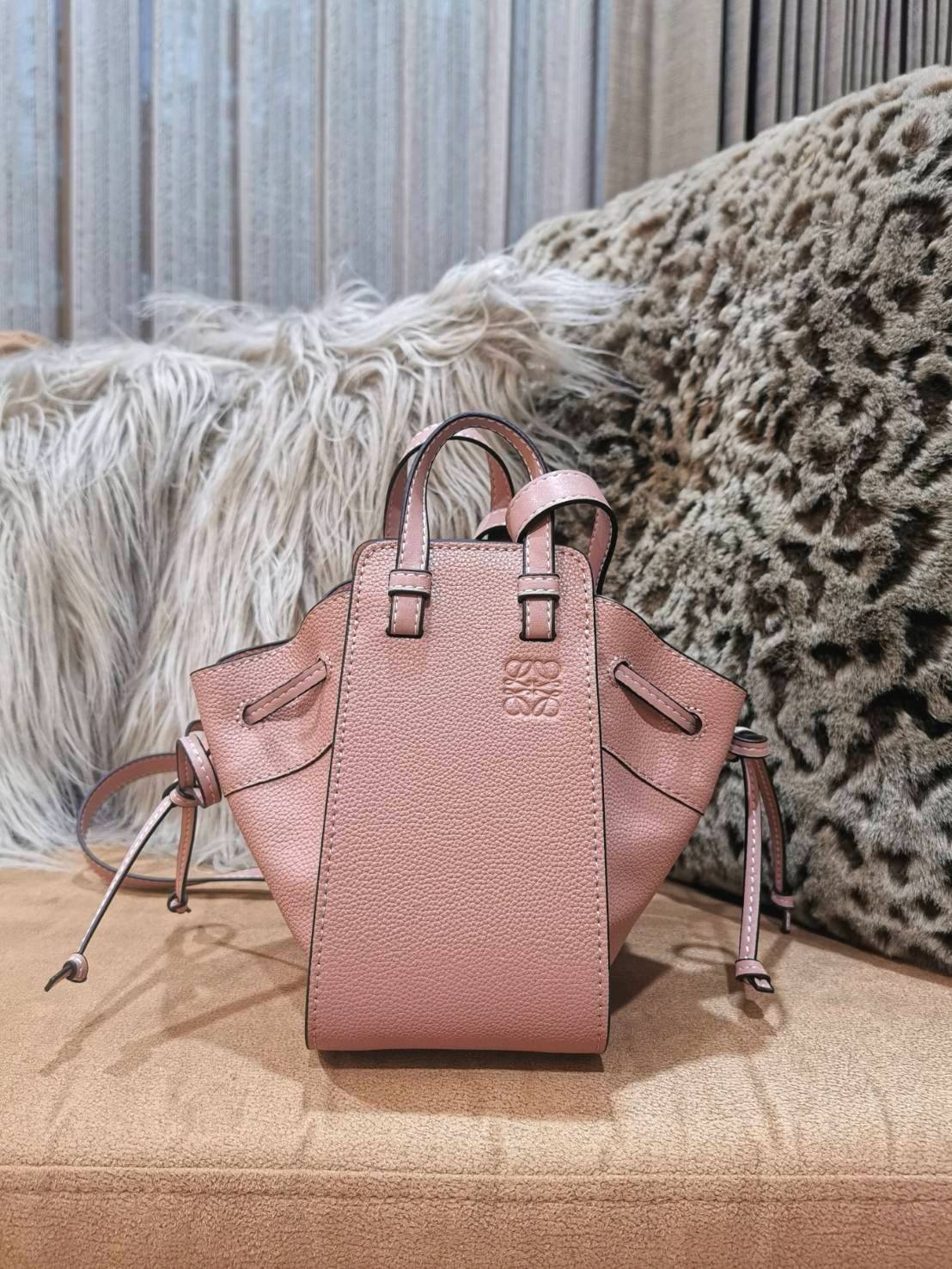 VIP 】เอาใจสายหวานกับสีพาสเทล!✴️ NEWIN! LOEWE HANDLE & SHOULDER BAG GIFT WITH PURCHASE (GWP) กระเป๋าถือหรือสะพายหนังแท้พรีเมี่ยมกิ๊ฟ Limited จาก LOEWE PERFUME DUTYFREE รุ่น Rare items สุดๆวัสดุหนังแท้ Calfskin หนังสวยดีไซน์คงเอกลักษณ์แบรนด์ สามารถปร
