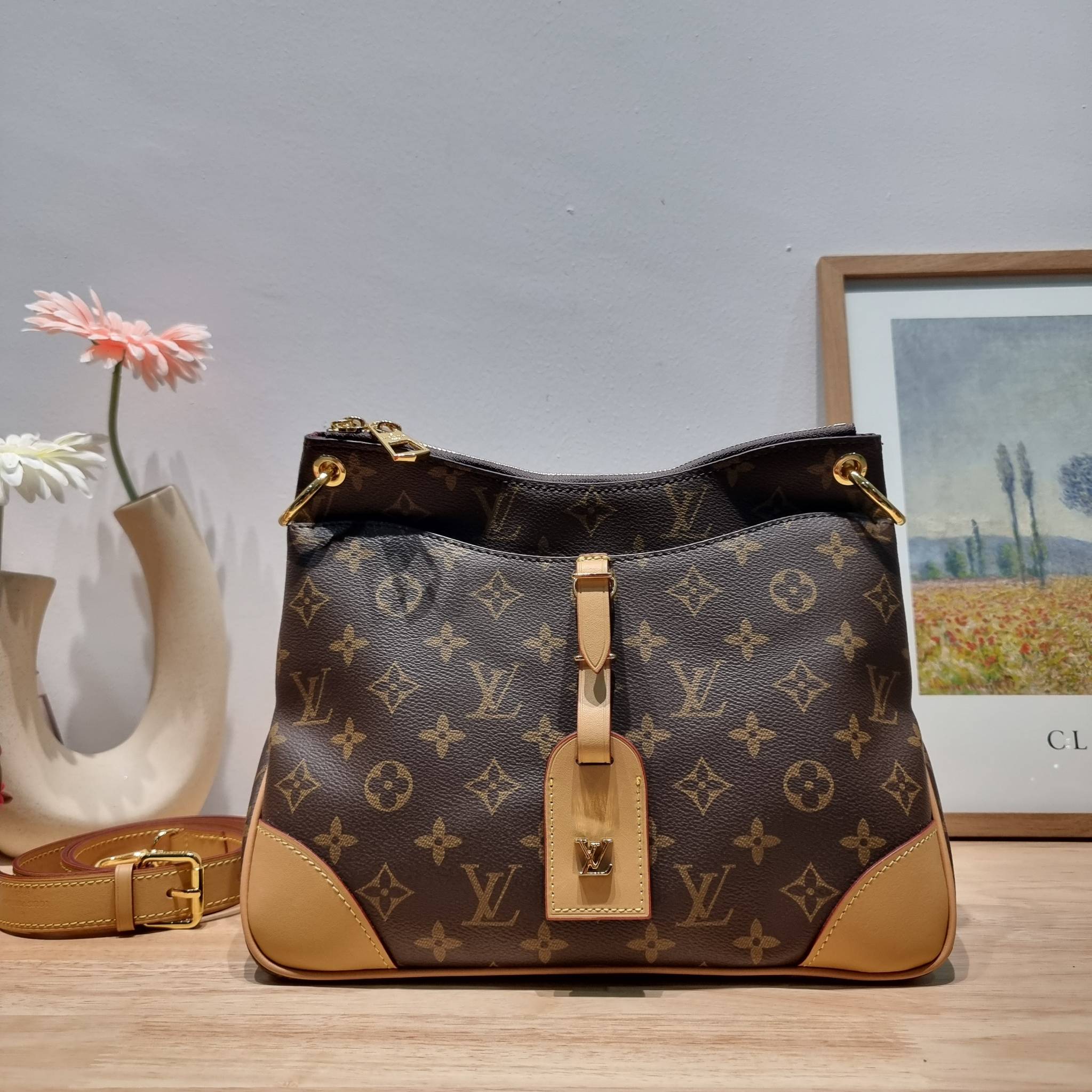 LV Odeon PM 2020 กระเป๋าสะพาย ดีไซน์คลาสสิค ใบใหญ่กำลังดี ทำให้ใช้งานได้สะดวก วัสดุหนังแคนวาสทนทาน