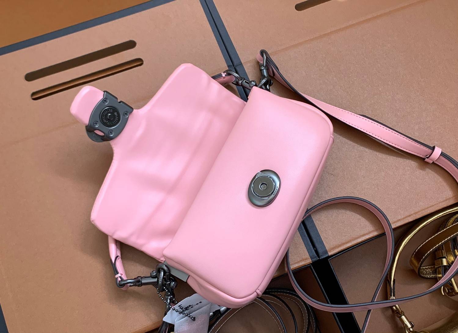 น้องสวยมากก สินค้าจริงสวยกว่าในรูป ไม่จกตาค่ะ! COACH PILLOW TABBY SHOULDER BAG 18 ((C3880)) 📣 พร้อมส่งที่ไทย คุณภาพเกินราคา! กระเป๋าหิ้ว//สะพายแบบครอสบอดี้ร์ 🔺หนัง nappa อย่างดี หนานิ่ม นุ่มมากๆ หลงรักน้องแน่นอน ✔️ใช้โลโก้แบรนด์รุ่น