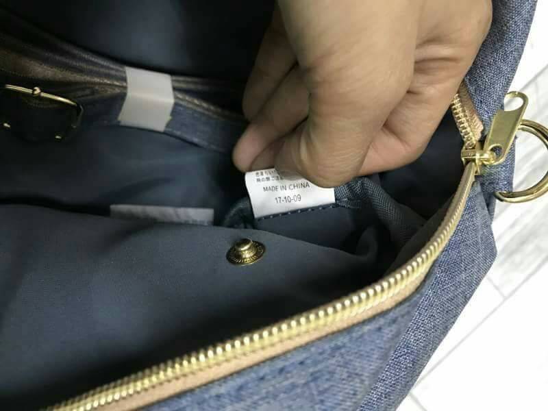 Anello Mini Boston shoulder Bag New arrival คอลเลคชั่นใหม่ล่าสุด ชน shop ค่ะ กระเป๋าถือ หรือสะพายข้าง ขนาดกำลังน่ารัก เปิดปิดด้วยซิปคู่ ภายในมี ใบลูกให้อีก 1 ใบ แยกใช้ได้ค่ะ ด้านหน้าสกรีนโลโก้แบรนด์ มีช่องทั้ง 4 ด้าน หน้าหลัง และด้านข้างใช้งานได้จริง มา พ