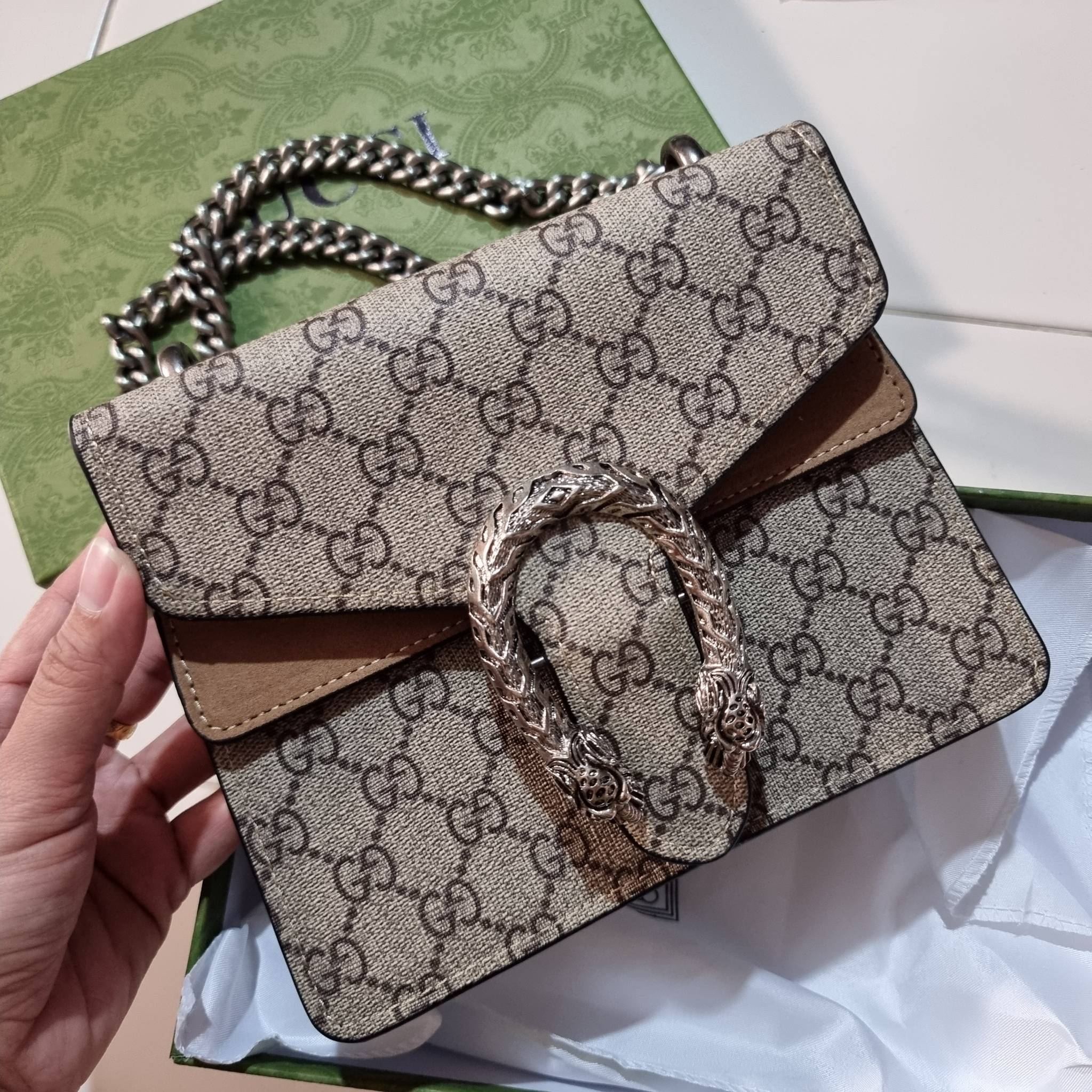 Gucci Mini Dionysus GG Shoulder Bag น้องมินิ ไซส์เล็กสุดเลิศ จัดให้แล้วจ้า!! ฮอตสุดไม่มีใครเกิน สวยจริงไม่ทิพย์!! GC CROSSBODY BAG WITH GWP สุดคุ้มกับกระเป๋าสะพายรุ่นที่สาวๆต้องไม่พลาด!! ดึงดูดและสะกดสายตาด้วยอะไหล่ดีเทลหรูรูปหัวสิงโต วัสดุหนังแคนวาส ทนทา