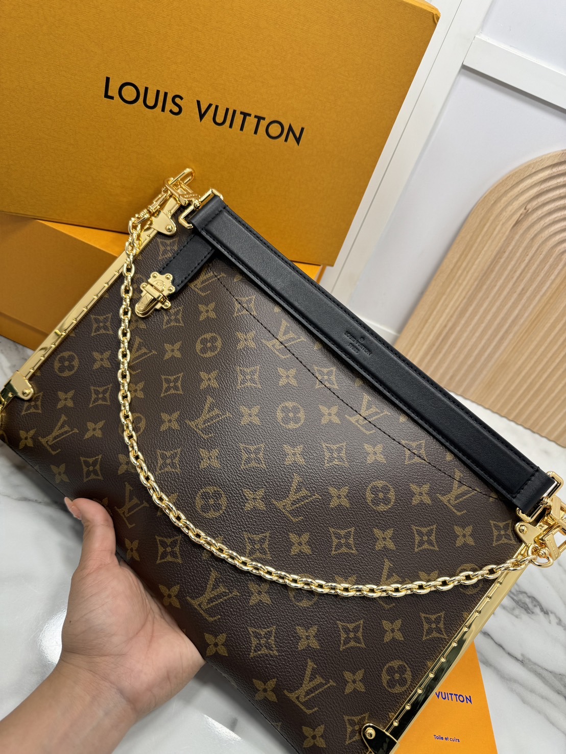 LV Lucky Trunk Bag Monogram Canvas กระเป๋าสะพายรุ่นใหม่ ไอเท็มยอดนิยมจากรันเวย์แฟชั่นโชว์คอลเลคชั่นประจำฤดูกาล Fall-Winter 2024 มอบกลิ่นอายสไตล์ Slouchy สะดุดตา