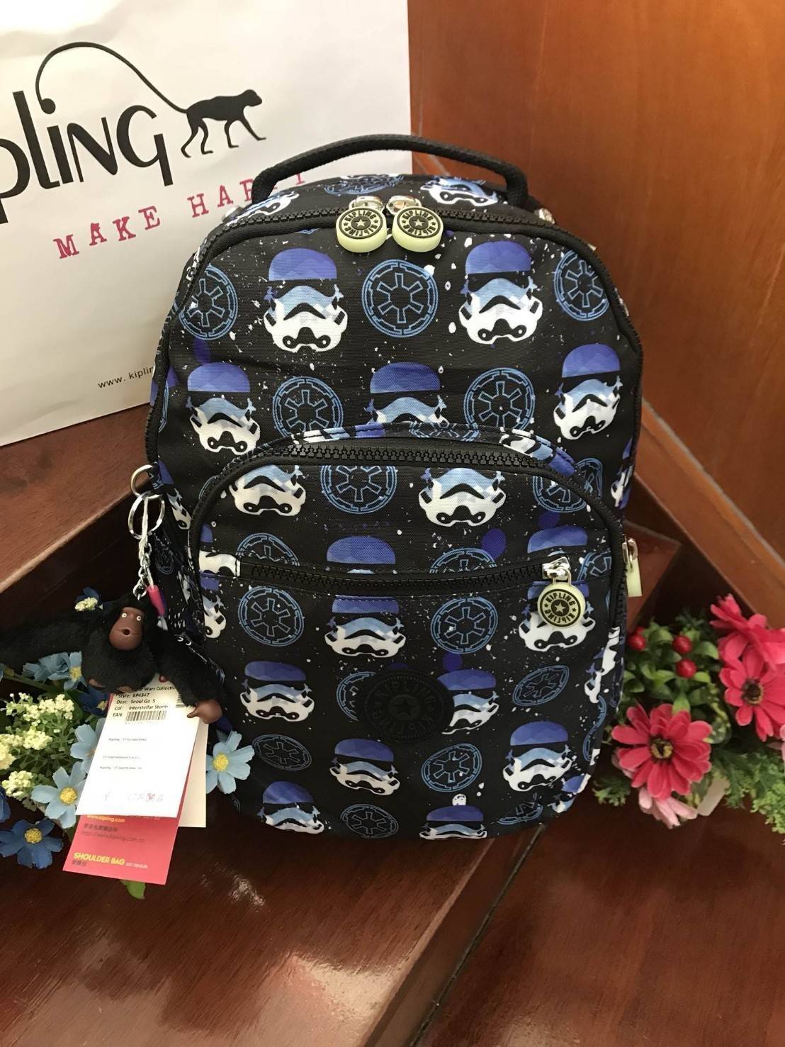 Kipling Seoul Go Star Wars Small Printed Backpack Limited edition กระเป๋าเป้ Collection Star wars สกรีนลาย star wars ทั้งภายนอก และภายใน ด้านหน้า มีช่องซิปด้านข้างมีช่องเล็กซ้ายขวา ภายในกว้างจุได้เยอะ แบ่งช่องเป็นสัดส่วน มาพร้อมพวงกุญแจลิง มบนี้จะใช้ไปเรี