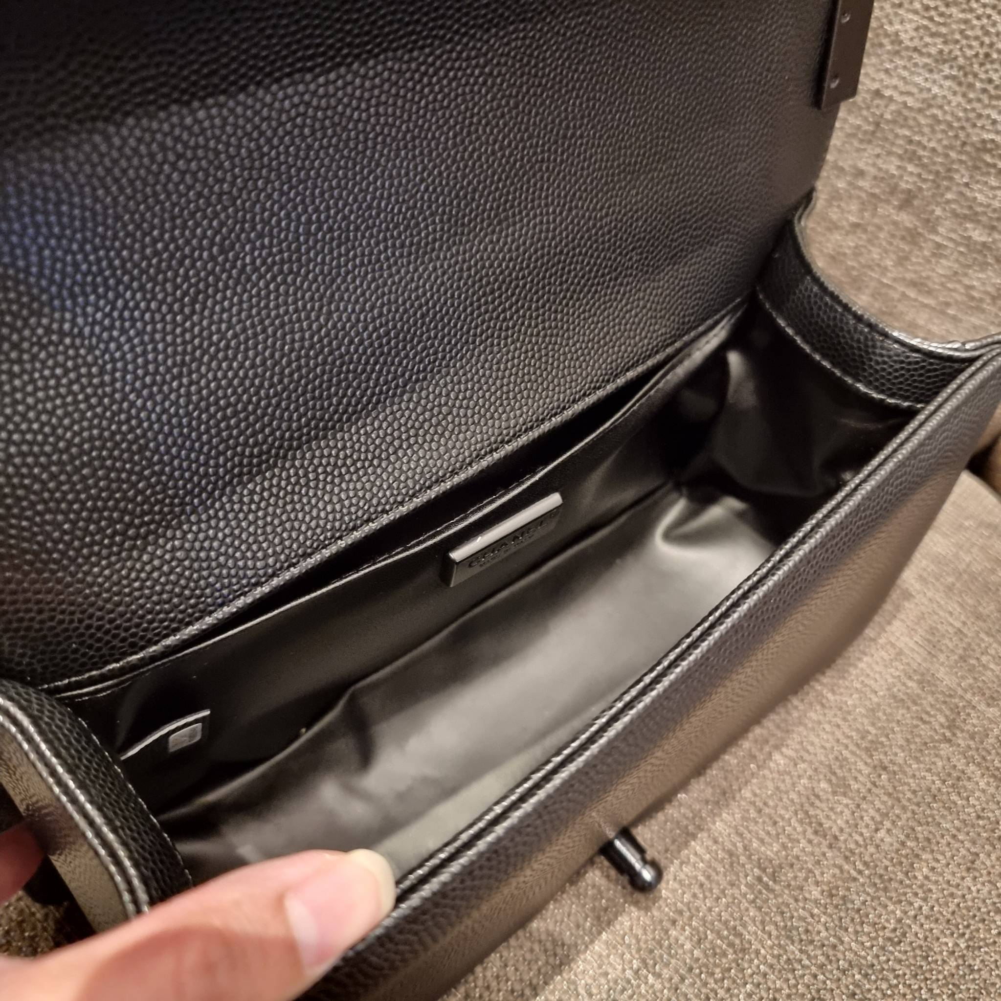 Chanel Boy 10" พร้อมส่งที่ไทย รุ่นสุดฮอต ดีไซน์อะไหล่ดำ เรียบหรูมากๆ!! วัสดุหนังลายคาร์เวีย ทรงคลาสสิคที่สาวๆห้ามพลาด!! ในราคาสุดคุ้ม เปิด-ปิดกระเป๋าด้วยตัวล็อค ภายในโล่งกว้าง ไซส์ใหญ่ใส่ของได้เยอะ มีช่องแยกในกระเป๋า มาพร้อมสายสะพายโซ่สลับหนังรองบ่า 