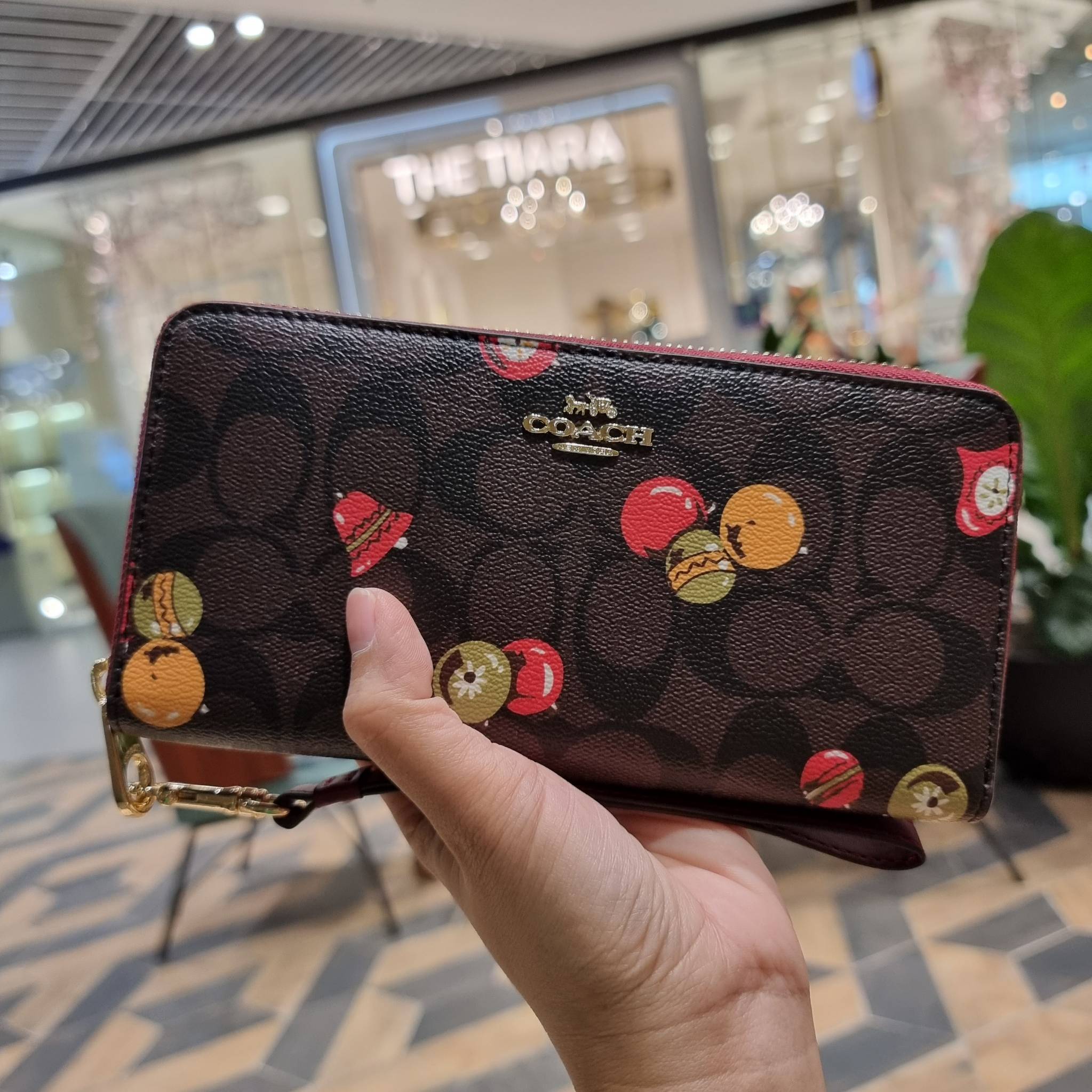 COACH C7410 LONG ZIP AROUND WALLET WITH ORNAMENT PRINT ความสวยต้องส่งต่อ!! คอลเลคชั่นใหม่ 2IN1 คุ้มค่าแบบที่สุด กระเป๋าสตางค์กึ่งคล้องมือ ดีไซน์ลวดลายสดใส น่ารักน่าใช้ คลาสสิคใช้ง่าย ไม่มีเบื่อ วัสดุหนังแคนวาสเคลือบลาย มาพร้อมสายคล้องมือ ถอดออกได้ ภายในใส