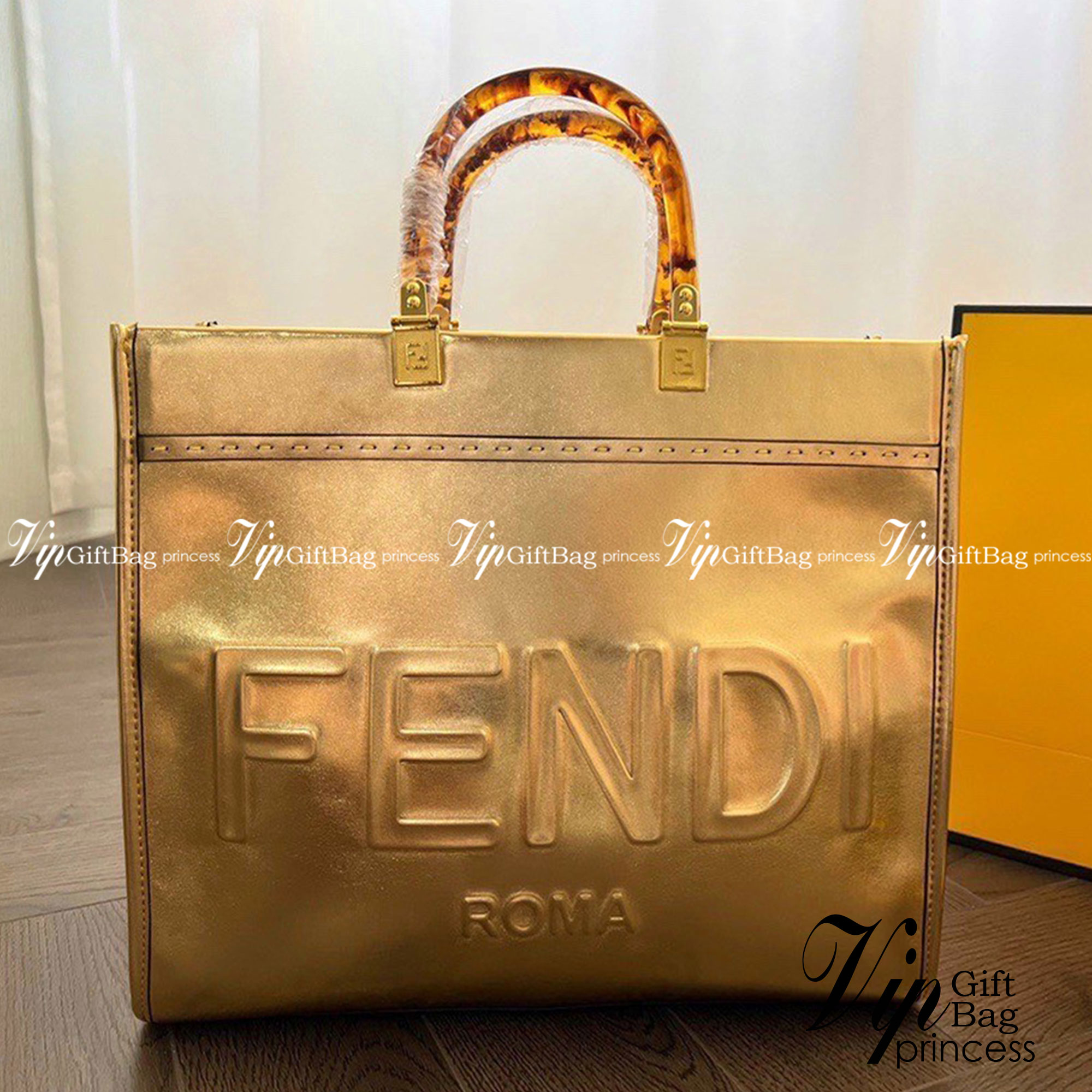 FENDI Sunshine Medium Leather Tote Metallic Gold / FENDI Shopping bag กระเป๋าสะพายทรง shopping สีทองสวยหรู ใบใหญ่ จุใจ!! ดีไซน์คลาสสิควินเทจ สวยหรู ภายในโล่งกว้างมากๆ ใส่ของจุสุดๆ