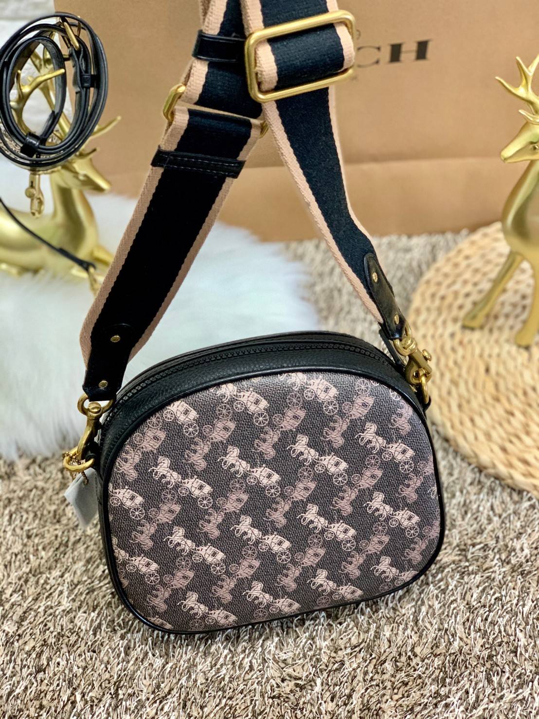 COACH KAT CROSSBODY WITH HORSE AND CARRIAGE PRINT ((88480//88544)) พร้อมส่งค่ะ! กระเป๋าสะพายแบบครอสบอดี้ร์ หนังแท้อย่างดี ตัวกระเป๋าเก๋ด้วยการพิมพ์ลายรถม้าค่ะ ด้านหน้ามีช่องกระดุมแม่เหล็กสำหรับใส่ของจุกจิกได้ พร้อมโลโก้แบรนด์สุดหรู