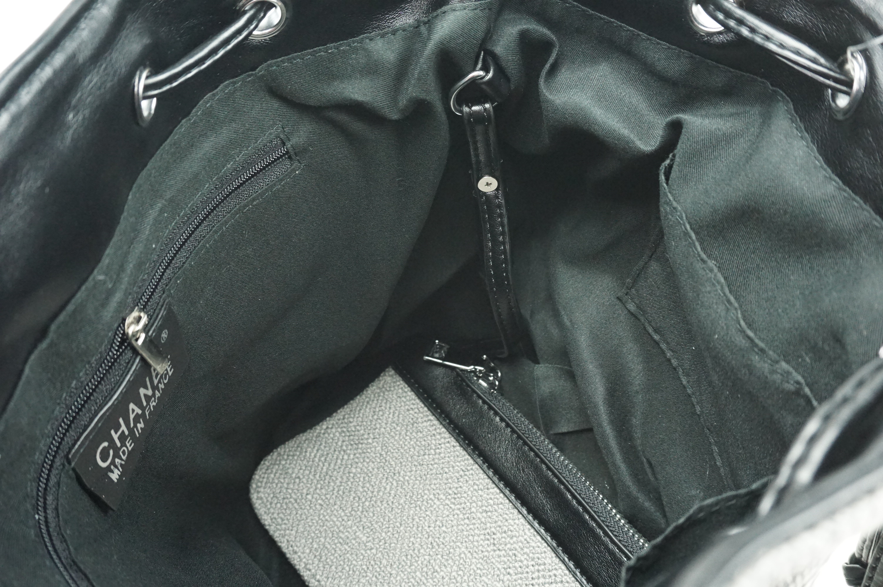 Chanel premium gift canvas ทรงขนมจีบเล็ก เป็นกระเป๋าสะพายข้าง สายสามารถปรับได้ มีกระเป๋าใบเล็กใส่เหรียญแยกจากใบใหญ่ สามารถถอดออกได้ ด้านหน้าปักโลโกแบรนสวยหรู มีสายรูดปิดกระเป๋า ด้านในมีช่องซิปเล็ก 1 ช่อง ฐานกระเป๋าเป็นหนังสีดำเป็นฐานรวมถึงมุมกระเป๋า