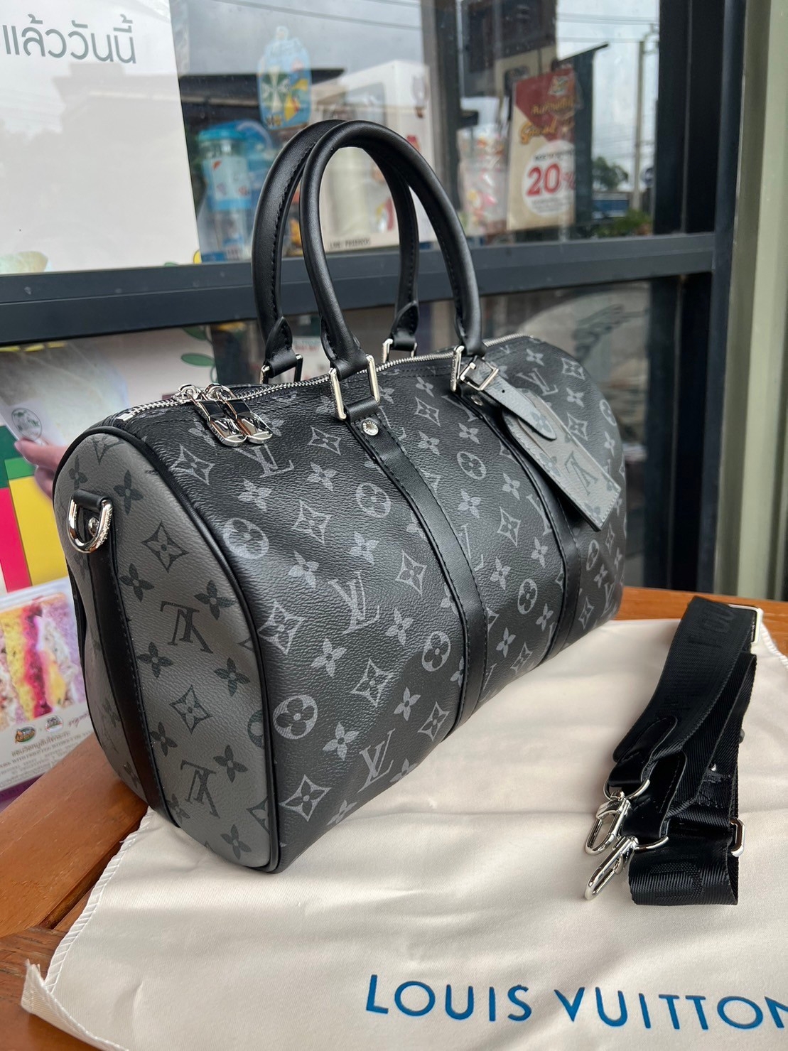 LV Keepall Bandouliere / LV Travel Bag พร้อมส่ง กระเป๋าเดินทางสุดคลาสสิค เรียบหรูมีระดับในวัสดุ Monogram Eclipse แคนวาส