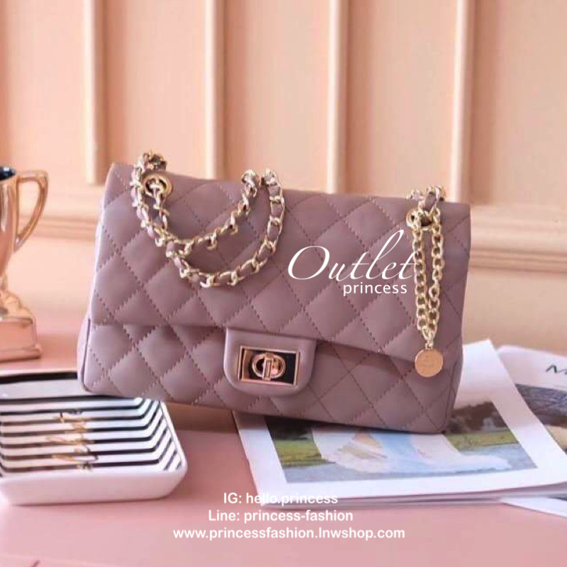 KEEP รุ่น KEEP shoulder Quited chain handbag สวย หรู มากๆ เลยน๊า กระเป๋าอยู่ทรง เย็บตารางสวย แถมใช้หนังตัวใหม่ Microfiber สวย ทน กว่าเดิม รอบนี้มาพร้อมสีใหม่ให้เลือกด้วยนะค๊า