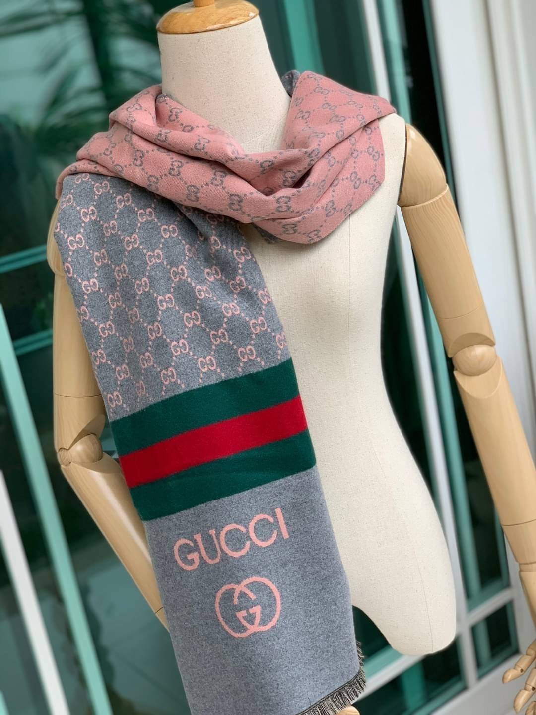 Gucci Pattern Logo Cashmere Shawl Scarf แบรนด์ดังจากประเทศอิตาลี ด้วยงานพรีเมี่ยมกิ้ฟ ส่งมอบความรู้สึกดีๆให้กับคนที่คุณรัก ในรูปแบบผ้าพันคอและผ้าคลุมไหล่ผืนใหญ่สีสันไม่ฉูดฉาด เหมาะกับชุดที่เป็นทางการหรือลำลองก็ได้ เป็นผ้าที่ให้ความอบอุ่น ถักทอด้วยผ้าcashm