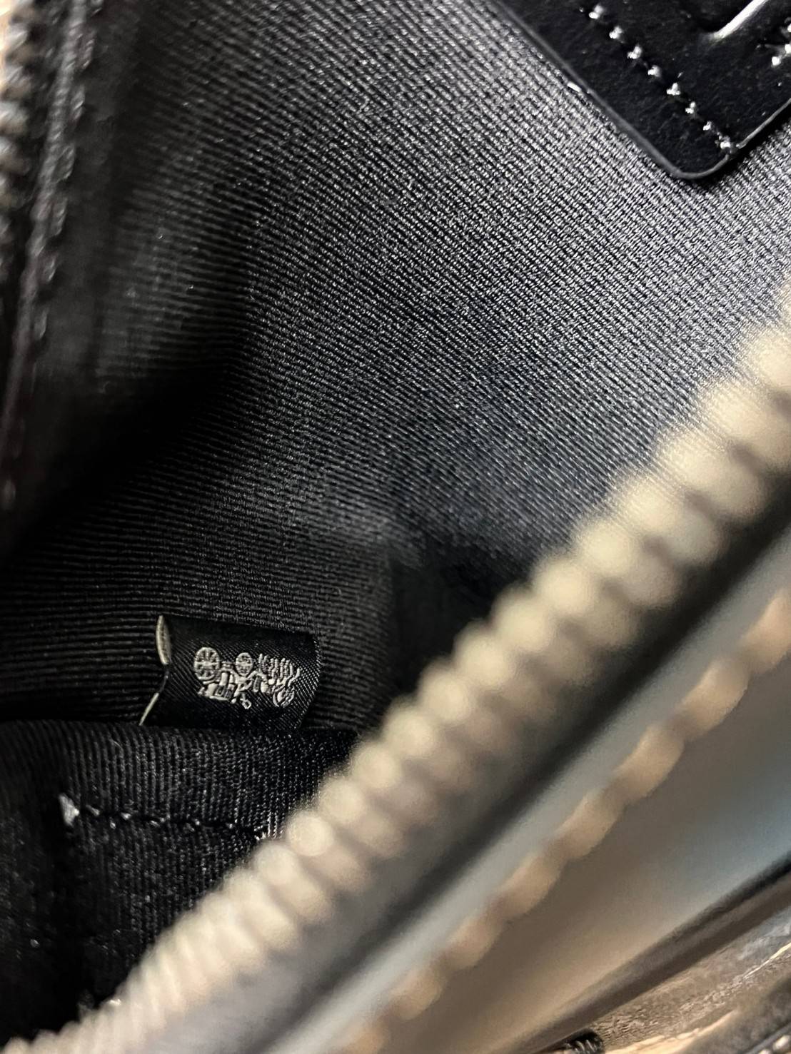 Coach Heritage Convertible Crossbody In Signature Canvas With Creature Print ((cc131)) 🐶 น่ารักขนาดนี้ ห้ามใจไม่ไหวเลยจ้า พร้อมส่ง! ยังไม่เข้าไทย ใหม่ก่อนใครค่ะ! หญิงก็ได้ชายก็ดี สำหรับรุ่นนี้ หนังแท้นิ่ม((หนังไม่แข็งทื่อๆ)) 🌟ทั้งใบปริ้นลา