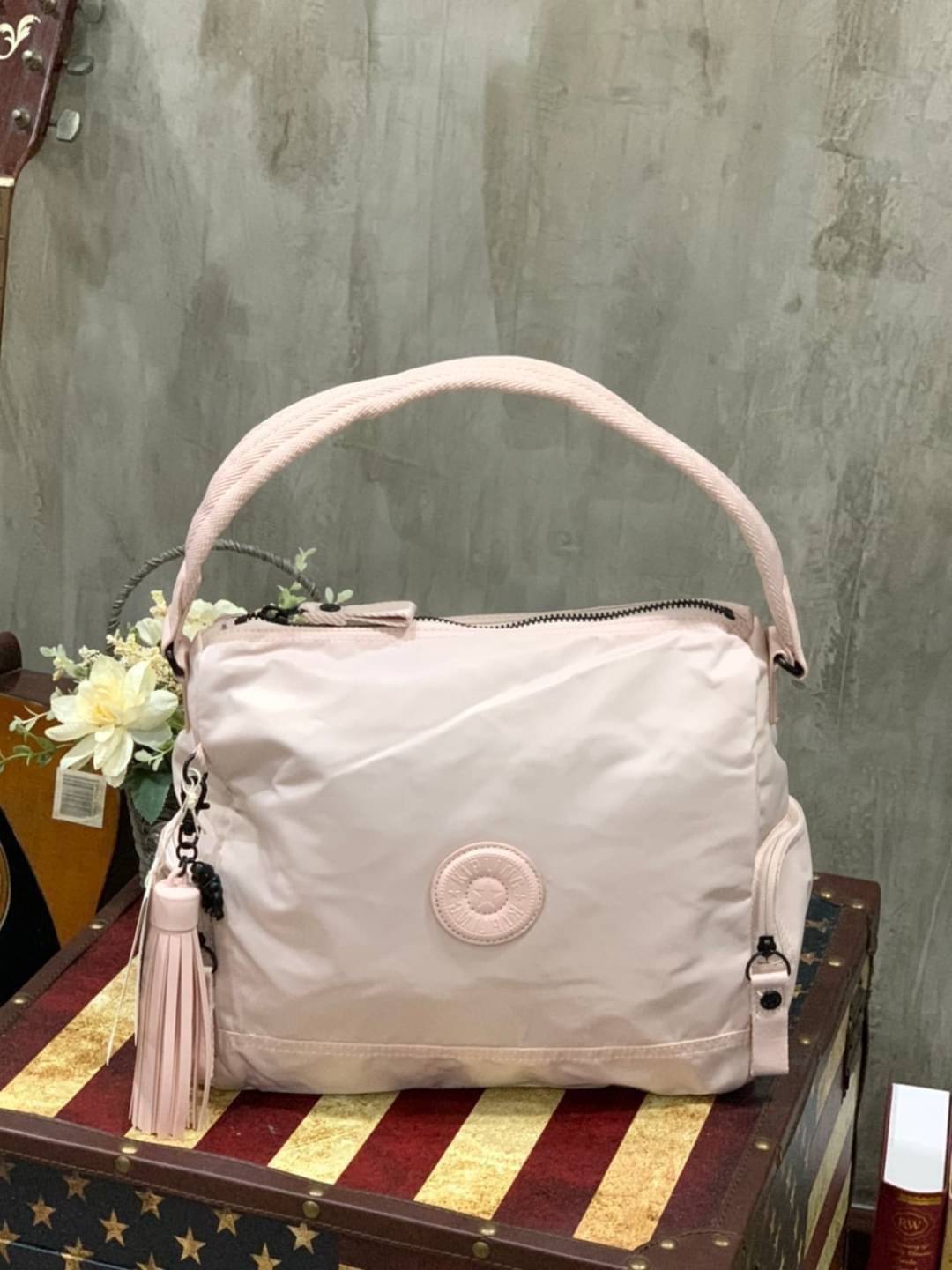 KIPLING ISMAY Medium Tote Bag with Side Pockets คอลเลคชั่นใหม่ล่าสุดจาก Paka Premium กระเป๋าถือหรือคล้องบ่าขนาดกลาง วัสดุ Polyester100% อะไหล่สีRose goldทั้งหมดรวมถึงเจ้าพวงกุญแจmonkeyและพู่หนังrubber เพิ่มความหรูหรา