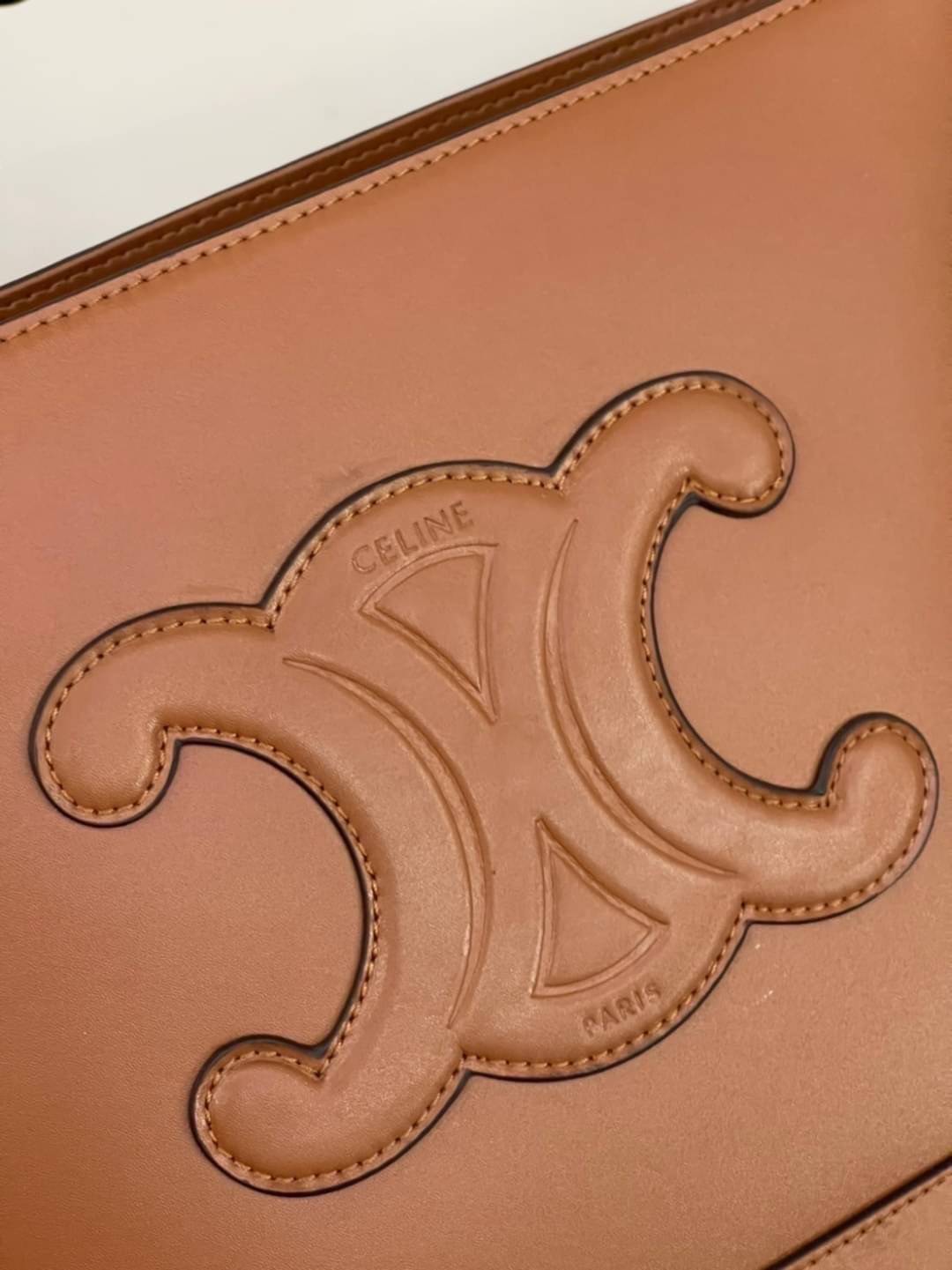 หนังแท้ CELINE SMALL BUCKET CUIR TRIOMPHE IN SMOOTH CALFSKIN / CELINE BUCKET BAG CUIR TRIOMPHE พร้อมส่งที่ไทย คอลเลคชั่นใหม่ ฮิตข้ามปี กับกระเป๋าสะพายทรงถัง ใช้งานง่ายที่สุด สายสะพายในตัว ปรับใช้ได้เลย วัสดุหนังวัว เรียบหรู ผู้ดีไปอีก โดดเด่นด้วยโลโก้เอกล