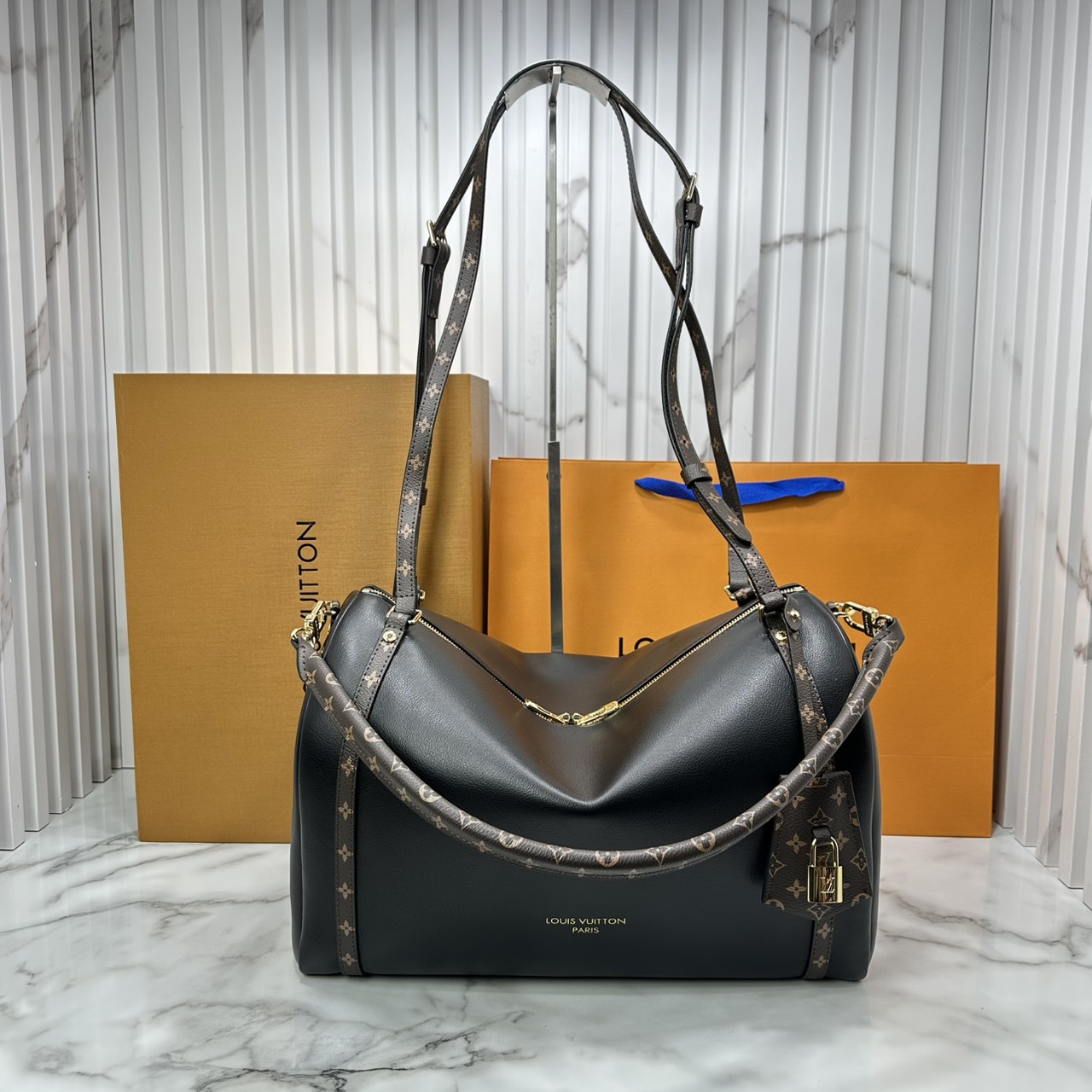 ORI หนังแท้ | LV Express MM Bag 30cm กระเป๋าสะพายทรงหมอนสปีดี้ดีไซน์ใหม่ล่าสุด โฉบเฉี่ยว แต่งคาดหน้าโมโนแกรมโดดเด่น ตัวกระเป๋าสีพื้นตัดกันอย่างลงตัว พร้อมหูแบบจับยาวถอดได้จะถือหรือคล้องไหล่ก็เก๋