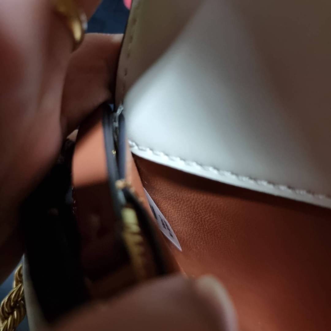 TORY BURCH ELEANOR SMALL CONVERTIBLE SHOULDER BAG ฮอตไอเท็ม รุ่นนี้ขายดีขายหมด สวยหรู คุณหนู ผู้ดี!! หายากมากแล้วน้า กระเป๋าสะพายข้าง ดีไซน์อยู่ทรง ขนาดกำลังสะดวกใช้สำหรับสาว วัสดุหนังแท้เต็มใบ สีทูโทน เปิด-ปิดด้วยแถบแม่เหล็ก ภายในแบ่งสัดส่วนได้เป็นอย่างด