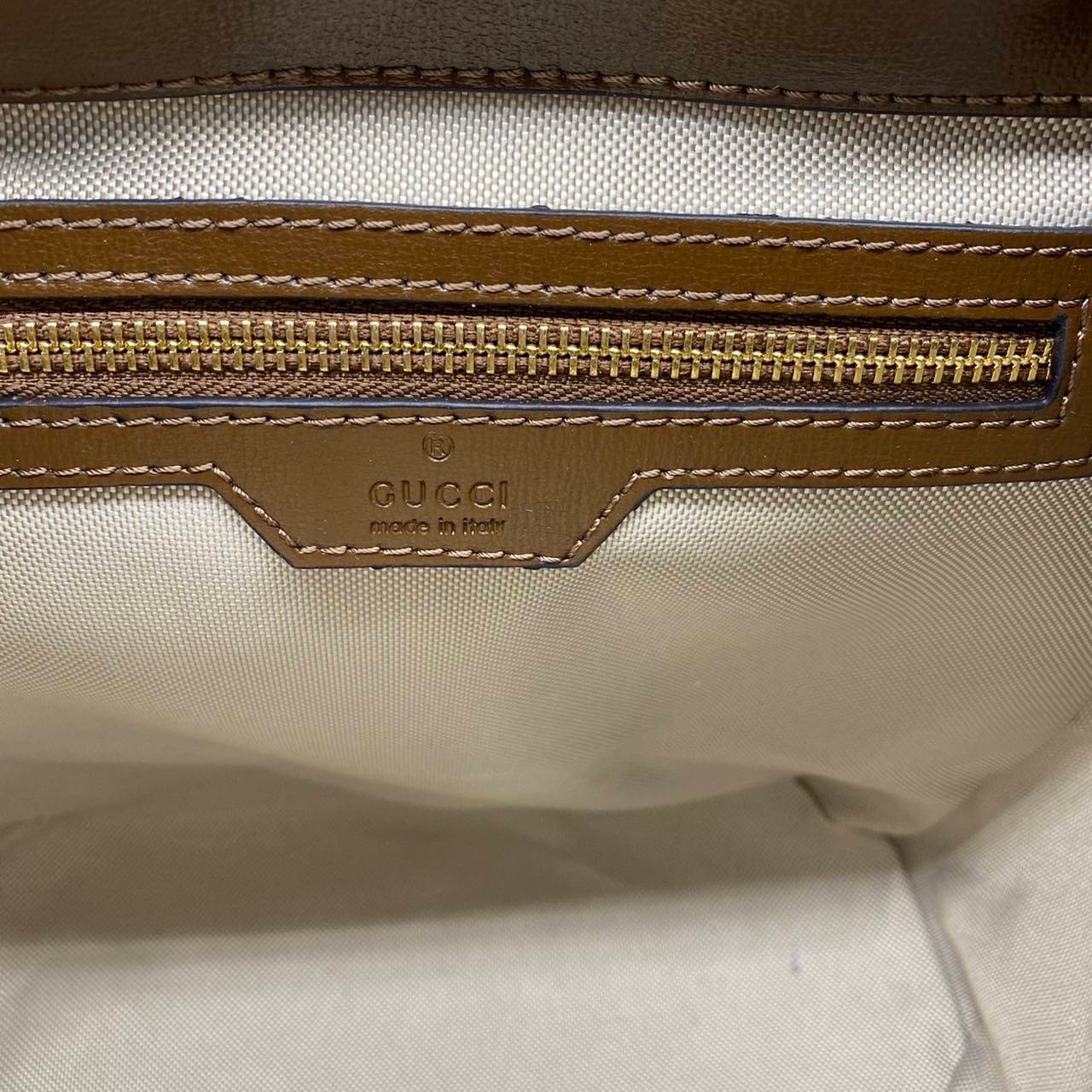 VIP 】หนังแท้ Gucci GG Supreme canvas backpack น้องน่ารักอดใจยังไงไหว!! กระเป๋าเป้สะพาย ไซส์กำลังดี รูปทรงสวยลงตัว วัสดุหนังแคนวาส ด้านหน้ามีช่องซิปปิด มีฝาปิดกันของหล่น ภายในเป็นช่องโล่ง ใส่ของสำคัญๆได้ พกแบบคิ้วท์ๆ ชิคๆ สายสะพายยังสามารถปรับตามตัวได้อีก 