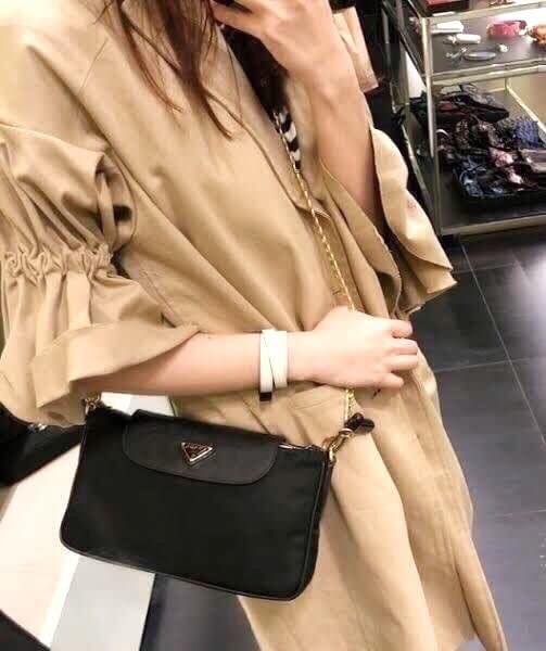 PRADA Tessuto Nylon Convertible Clutch Sling Bag / PRADA nylon crossbody bag เกรดใช้สลับใบจริง หนังแท้ ออริจินอล ใช้งานต่างประเทศได้ รุ่นในตำนานจริงๆ ค่ะ ณ ปัจจุบันยังสวยอยู่ และยังเป็นรุ่นนี้ลูกค้าเรียกร้องตลอดจริงๆ อะไหล่ โซ่เงาสวย