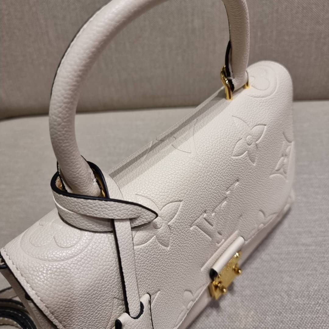 VIP 🥂 LV MADELEINE BAG ใหม่ล่าสุด อีกหนึ่งรุ่นคลาสสิคหายาก ที่สาวๆรอคอย กระเป๋าถือ/สะพายข้าง ดีไซน์เรียบง่าย แต่เต็มไปด้วยดีเทลความหรู วัสดุหนังวัวปั๊มลายเอกลักษณ์ เปิด‐ปิดด้วยอะไหล่กดล็อคสีทองหรู และมีพวงหนังห้อยพิเศษแถมมาให้ด้วย ภายในแบ่งสัดส่วน