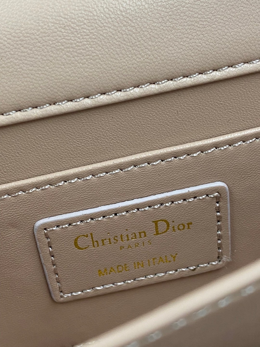 Mini Dior Ange Bag Macrocannage CD clasp with white resin pearl กระเป๋าถือพร้อมสายสะพาย ประดับตัวล็อคมุก สวยงามเหนือกาลเวลา เกรดออริ 1:1 ใช้งานต่างประเทศได้
