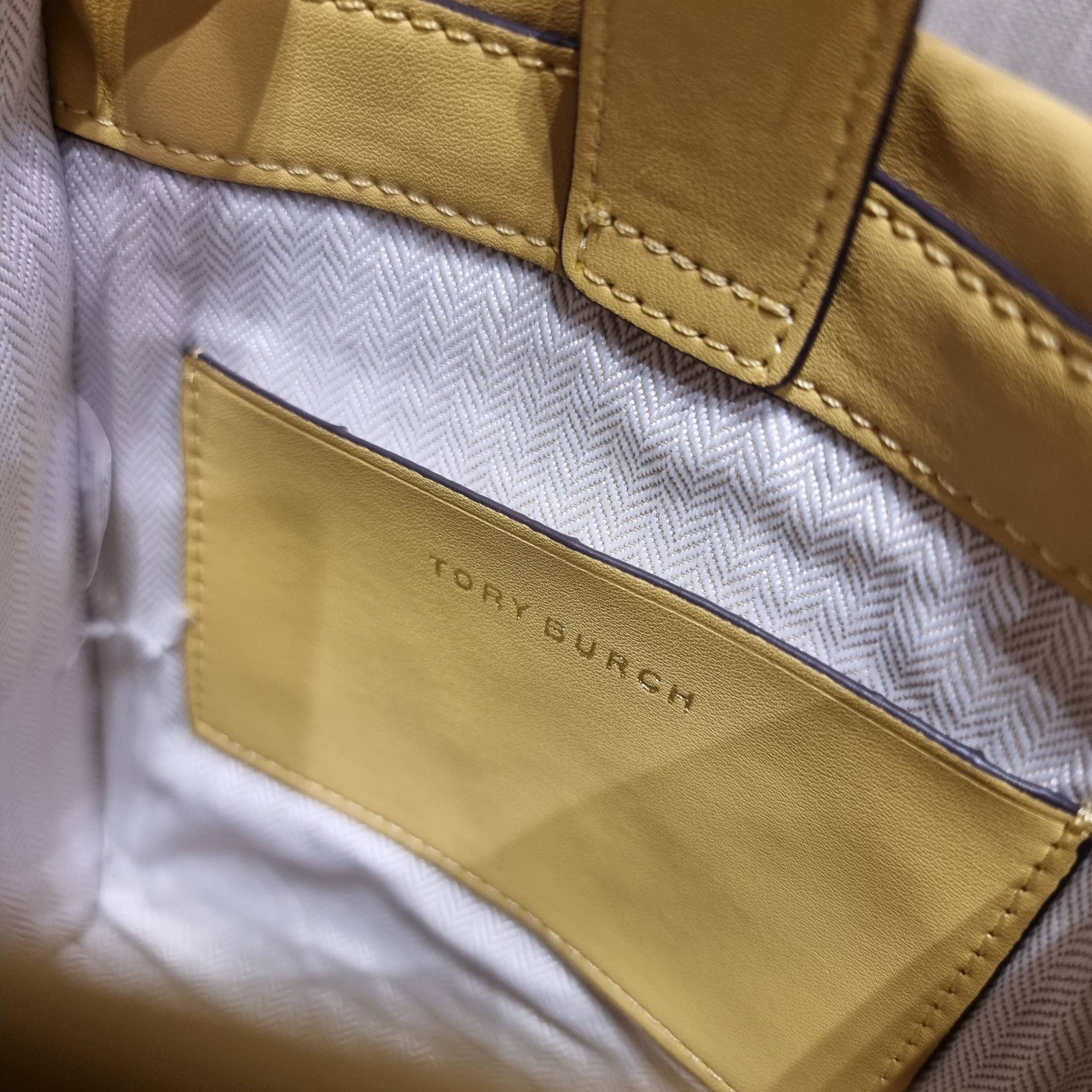 TORY BURCH T MONOGRAM STRAW MINI TOTE สวยสุด ดูแพงสุด!! ต้องยกให้เลย กับไอเท็มนี้ กระเป๋าสะพายทรงโท้ท ไซส์มินิ มีลูกเล่นที่ดีเทลเยอะมาก ด้วยงานฝีมือปักสานด้วยวัสดุจากกธรรมชาติ ถักทอเป็นลายเส้นขึ้นลายนูน ตัดขอบด้วยหนังแท้ และยังโดดเด่นด้วยหูจับในตัวโทนสีอุ