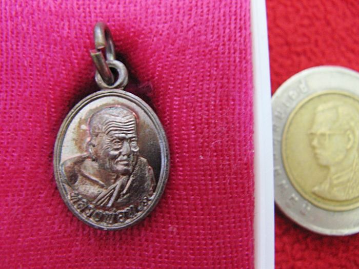 สินค้าหมดค่ะ เหรียญเม็ดแตงหลวงพ่อทวด หันข้าง วัดห้วยมงคล เนื้อทองแดง ปี2552 พร้อมกล่องเดิมค่ะ