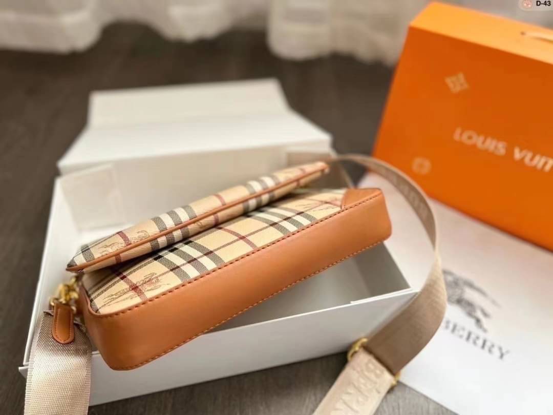 BURBERRY VINTAGE BAG / Burberry Crossbody Bag / Burberry Vintage Check And Leather Crossbody Bag กระเป๋าสะพายลายวินเทจ สวยคลาสสิก รุ่น unisex ใช้ได้ทั้งชาย/หญิง มาพร้อมใบเล็กน่ารัก โทนสีใช้งานง่าย หลายโอกาส