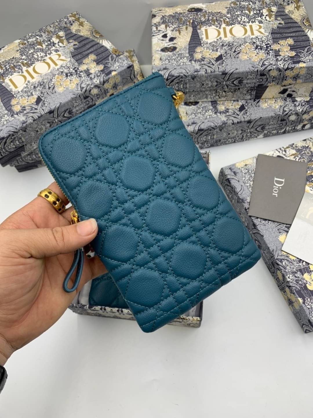 VIP 】CHRISTIAN DIOR PHONE BAG 2 in 1 DOUBLE BAG กระเป๋าเซ็ท 2 ใบ มีสายสะพายข้าง ถอดออกใช้งานได้ ถือว่าคุ้มมากๆเลยค่ะ สามารถใช้งานแยกกันได้ ใส่สายสะพายหรือ ถือได้ วัสดุหนังแท้ สวยงามนุ่มฟู น่ารักมากๆ เลยน้าาา