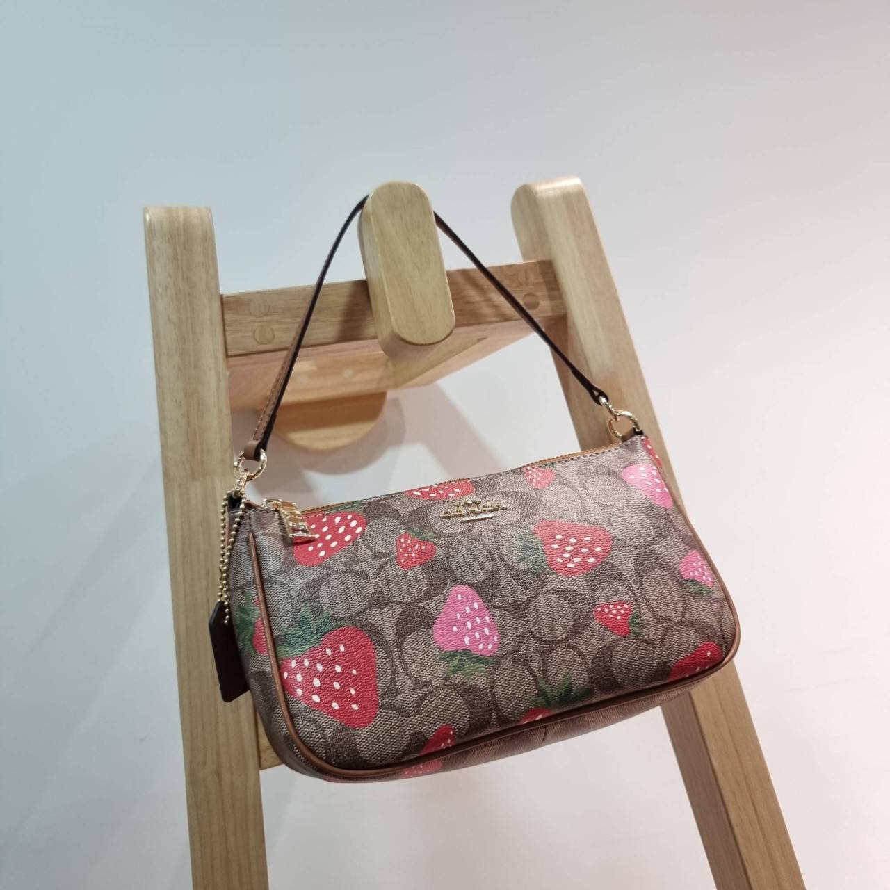 COACH F58321 TOP HANDLE POUCH คอลเลคชั่นสุดฮิต กับดีไซน์ใหม่ น่ารักน่าใช้ทุกแบบ กระเป๋าพอชทรงใช้งานง่าย สะดวก กะทัดรัด วัสดุหนังแคนวาสเคลือบคุณภาพ มาพร้อมสายคล้องในตัว และสายสะพาย crossbody ปรับเปลี่ยนได้ตามสไตล์ อีกหนึ่งไอเท็มที่สาวๆต้องมี ในราคาสุดคุ้ม 