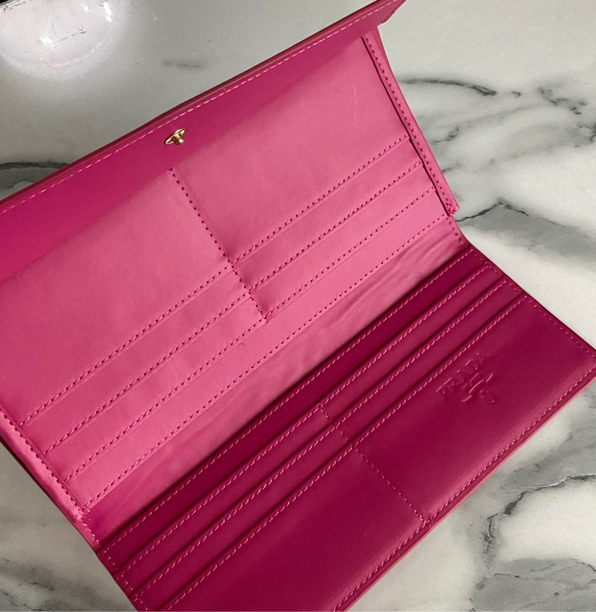 PRADA LONG WALLET Best Seller กระเป๋าสตางค์รับทรัพย์ ทรงหรู ลายหนัง SAFFIANO มีช่องใส่บัตร ถึง 12 ช่อง และช่องซิปใส่ของจุกจิกได้ น้ำหนักเบา จับถนัดมือ ขนาดกำลังดี