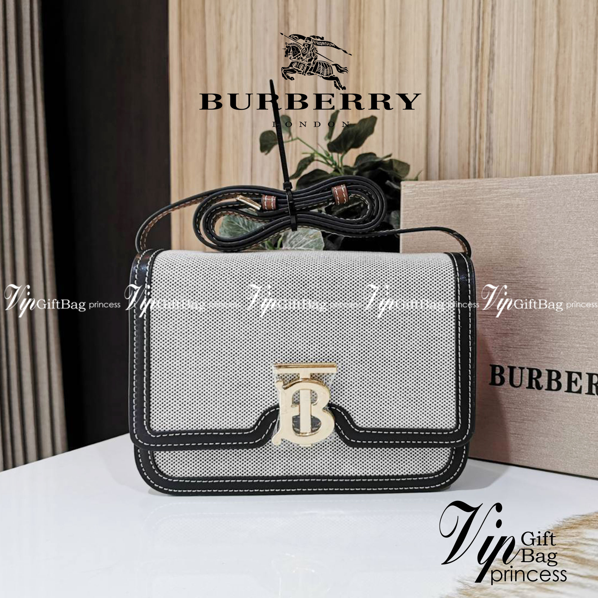 BURBERRY FRAGRANCES CROSSBODY BAG VIP GIFT WITH PURCHASE (GWP) พรีเมี่ยมกิ๊ฟรุ่นใหม่ล่าสุด Limited Edition วัสดุ Canvas & Leather ทรงเหลี่ยมสวยหรูอยู่ทรงโลโก้แบรนด์ด้านหน้าเปิดปิดด้วยฝาปิดสัญลักษณ์รูปตัวBภายในมีช่องแบ่งเป็นสัดส่วนใส่มือถือของจุกจิกได้ สาย