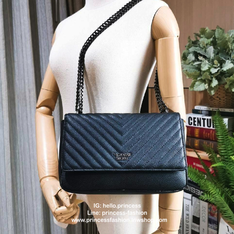 VICTORIA'S SECRET Quilted Chain Crossbody Sling Bag กระเป๋าสะพายรุ่นใหม่ล่าสุดจาก Victoria's Secret วัสดุหนังแกะสังเคราะห์ชึ้นลายริ้วหนังสวยอยู่ทรงไม่ย้วยดีไซน์สุดหรูคุณหนูไฮโซ เปิดปิดด้วยฝาปิดกระดุมแม่เหล็ก ภายในมีโลโก้และช่องใส่ของ ใส่กระเป๋าส