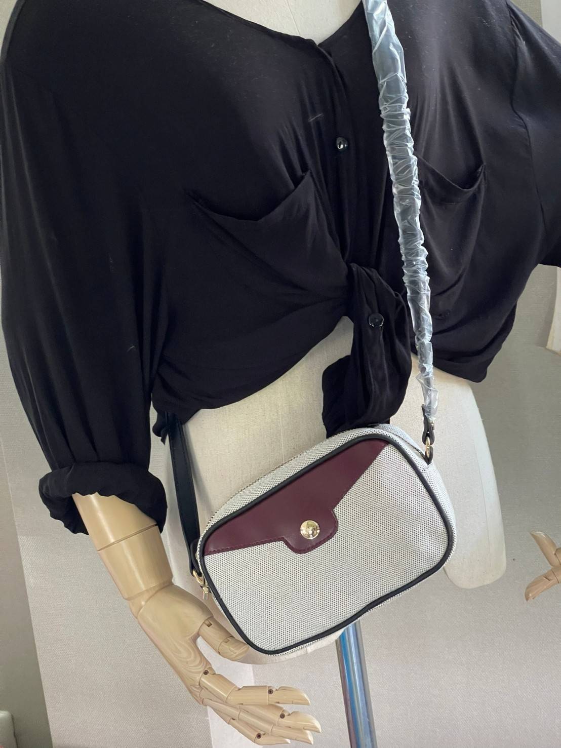 Longchamp Roseau Canvas Crossbody Bag ขนาดที่มีความกะทัดรัดมากกว่าและเหมาะกับสรีระของผู้หญิง ทำให้เคลื่อนไหวได้สะดวก สำหรับใครที่ต้องการกระเป๋าแบบใช้งานได้แบบคล่องตัว Longchamp รุ่นนี้สามารถตอบโจทย์ได้ดี ด้วยขนาดและน้ำหนักที่เบามีขนาดกะทัดรัดลงตัว เพิ่มเต