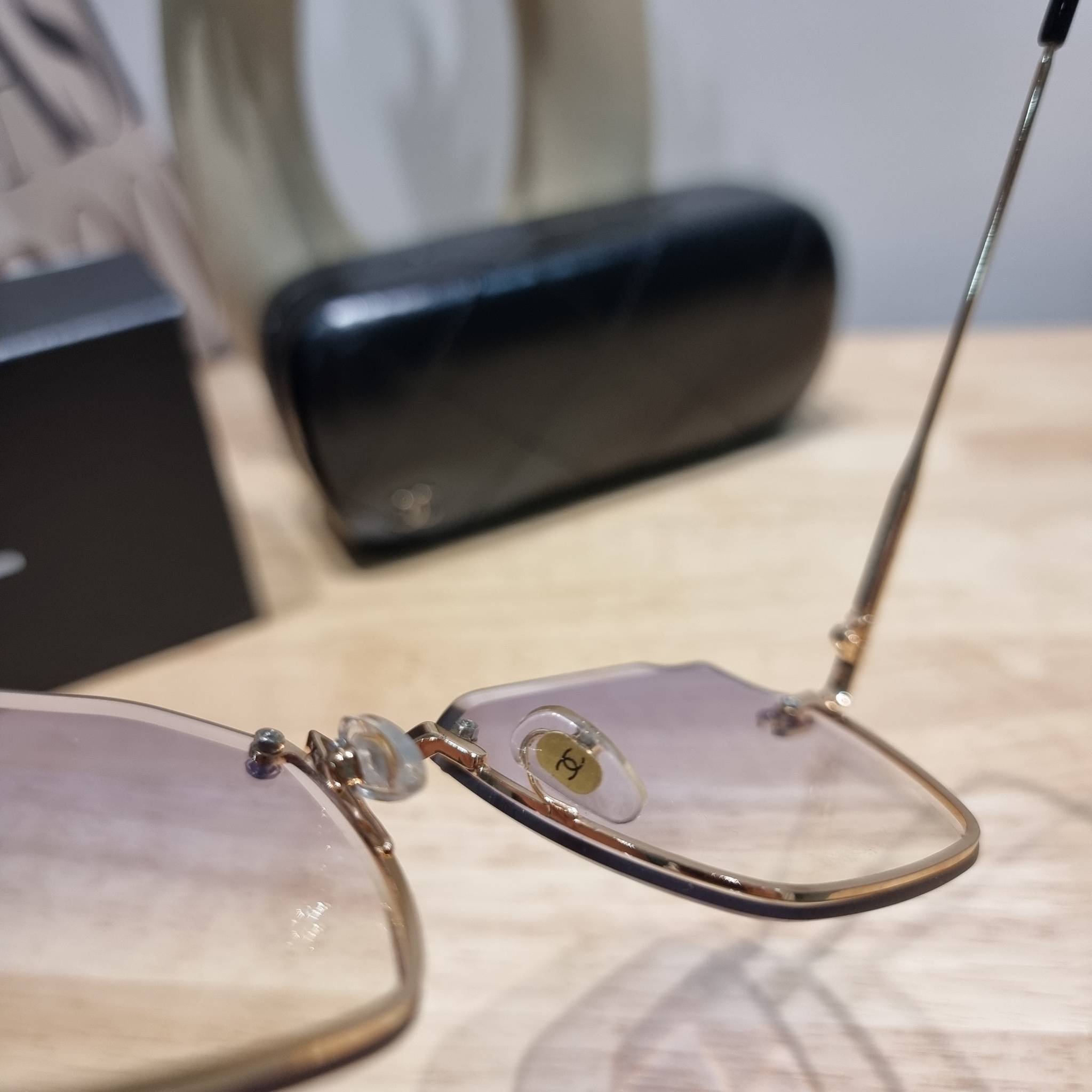 Chanel Sunglasses UV protection gift Box set สุดคุ้ม มาพร้อมอุปกรณ์ครบเซ็ท ดีไซน์ชิคมากแม่!! รับรองไม่ซ้ำใคร ใส่เสริมโหงวเฮ้ง ดูผู้ดี มีพกติดตัวไว้ไม่ตกเทรนด์ ใช้ได้ทุกโอกาส