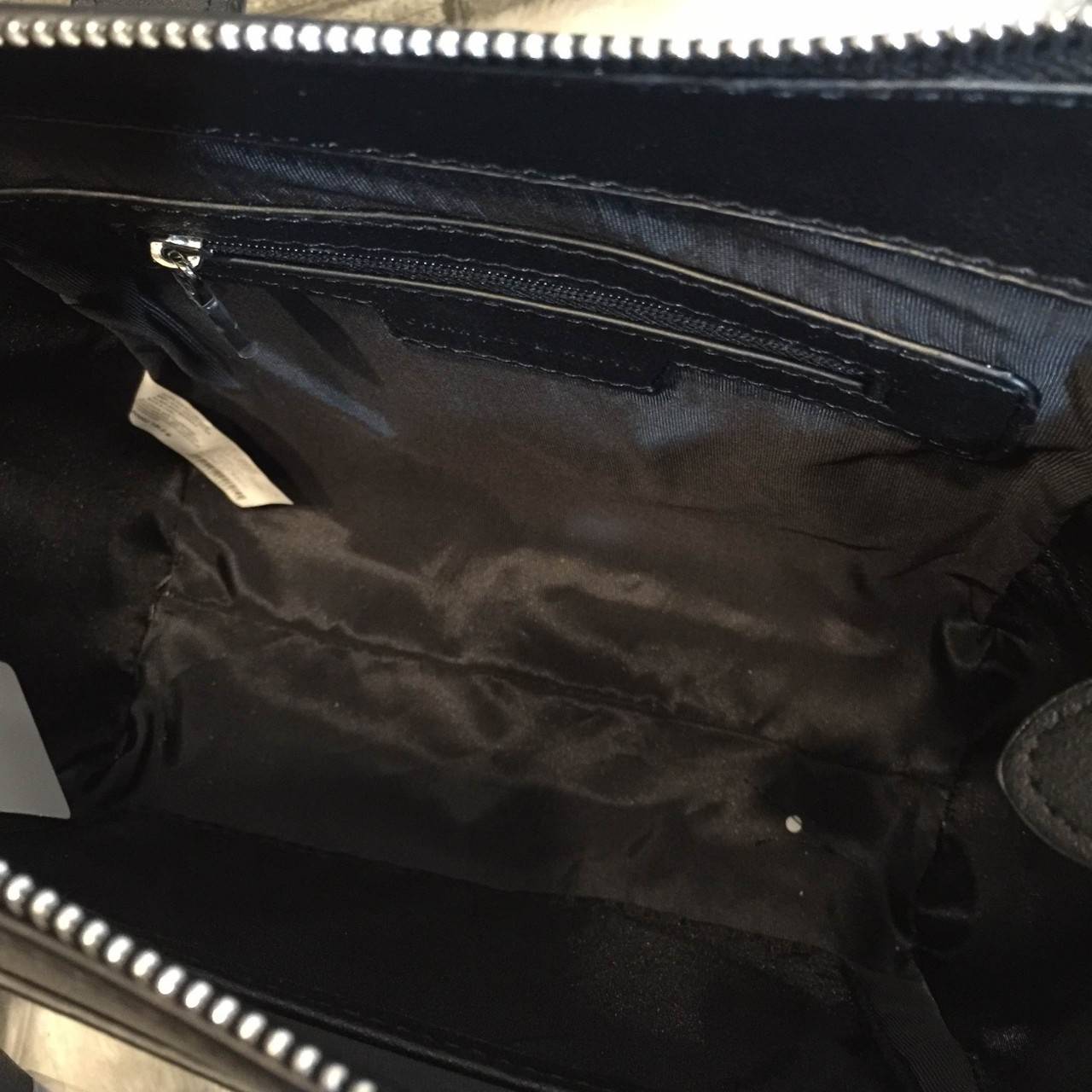 CHARLES & KEITH MINI CITY BAG กระเป๋าถือหรือสะพาย ขนาดกะทัดรัด กำลังดี หนังpu เรียบ อยู่ทรงแข็ง เปิด-ปิดด้วยซิป ด้านหน้าห้อยประดับอะไหล่ปั๊มโลโก้ ดูเรียบหรู ภายในมีช่องซิปเล็ก 1 ช่อง มาพร้อมสายสะพายยาวปรับได้ ฐานมีหมุดรองฐานกันรอยสี่มุม สะพายสบายๆไปเที่ยว