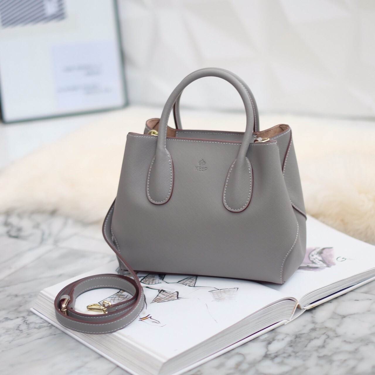 KEEP รุ่น COZY สวย ตอบโจทย์ ด้วยรูปทรงที่ เรียบหรู ทรงกระเป๋า ปรับได้ 2 แบบ เก็บทรง หรือ ขยายทรงได้ ตอบโจทย์ทุกการใช้งาน หนังกระเป๋า Saffiano อย่างดี ภายใน บุด้วย ผ้า Craft เอกลักษณ์เฉพาะ ทำให้ กระเป๋าเบา และ เพิ่มความสวยงาม ภายใน ทำช่อง แยก เฉพาะ สำหรับเ