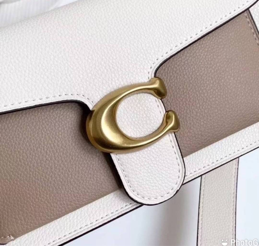 COACH TABBY SHOULDER BAG 26 พร้อมส่งที่ไทยอีกครั้งค่ะ!! กระเป๋าหิ้ว//คล้องไหล่//สะพายข้างได้ สุดคุ้ม! หนังแท้เรียบคลาสสิคเพิ่มความหรูเข้ามาค่ะ ด้านหน้ามีอะไหล่แบรนด์ตัวใหญ่โดดเด่น เปิดปิดกระเป๋าแบบกระดุมแม่เหล็ก ภายในมีช่องหลักใส่ของ2ช่อง;สามารถใส่กระเป๋า
