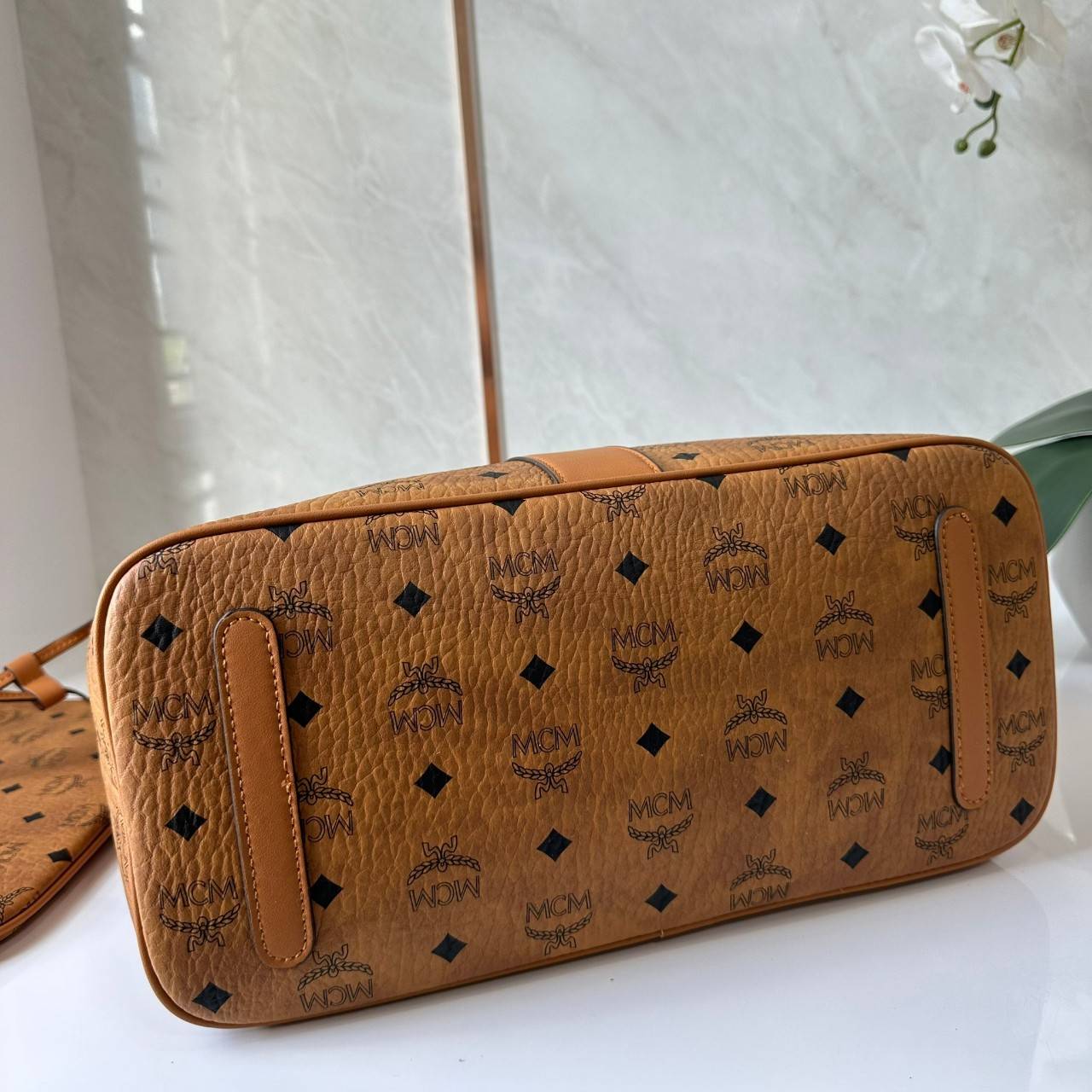 M.C.M MEDIUM REVERSIBLE LIZ SHOPPER IN VISETOS / M.C.M Tote Bag กระเป๋าทรงโท้ทใบใหญ่ เกรดท็อปออริ สลับแท้ 1:1 เกรดดีสุด ใช้ต่างประเทศได้