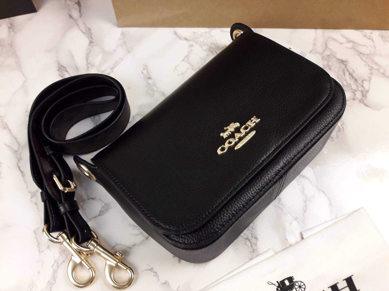 COACH SMALL JES MESSENGER WITH SIGNATURE CANVAS STRAP(COACH F77979)🌺 ทรงนี้ สวยมากจริงๆ ฮิตมากๆตลอดกาล //สะพายข้างฝาปิด ล็อคด้วยแม่เหล็กแน่นหนา รุ่นนี้สวยมาก >>วัสดุหนังแท้เต็มใบ หนังสวยคุณภาพดีมากๆ ยิ่งใช้ หนังยิ่งสวย>>สายสะพายถอดได้ 