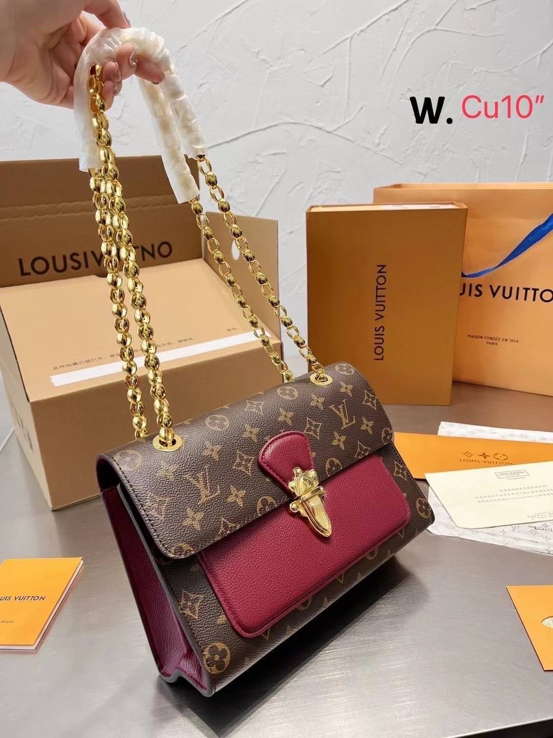 LV VICTOIRE Monogram กระเป๋าสะพายไอเท็มนำแฟชั่นที่น่าดึงดูดใจ ทรงกะทัดรัดและใช้งานได้สะดวก หนังแคนวาสอย่างดี ลาย Monogram เปิด-ปิดแบบกดล็อคอะไหล่สีทองสวยงาม ภายในมี3ช่องกว้างสามารถใช้งานได้หลากหลายและจุของได้มากมายเกินคาดนะคะ