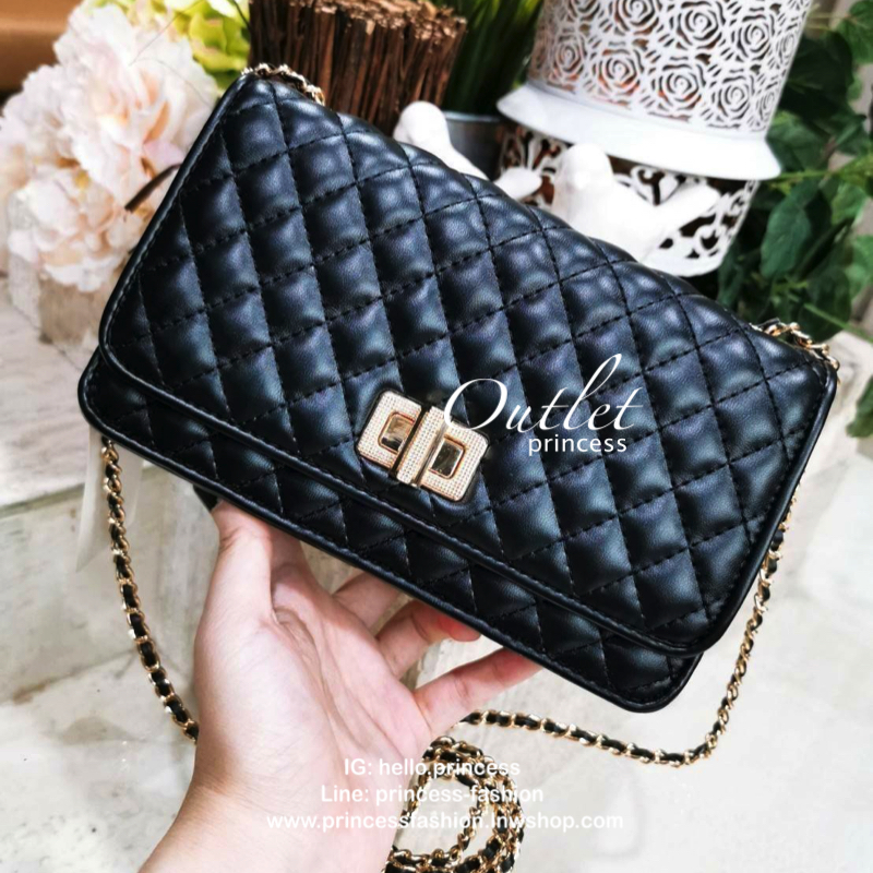 CHARLES & KIETH MINI CLUTCH BAG กระเป๋าสะพายทรงคลัชรุ่นยอดนิยมดีไซน์คลาสสิควัสดุหนังนิ่มลายตารางสวยอยู่ทรงขนาดมินิสไตล์ Chanel เปิดปิดด้วยตัวล๊อคแบบบิดอะไหล่ทอง ด้านหลังประดับโลโก้แบรนด์สวยดูดี มาพร้อมสายสะพายโซ่ร้อยหนัง Crossbody ได้สามารถซ้อนสายสะพายไหล