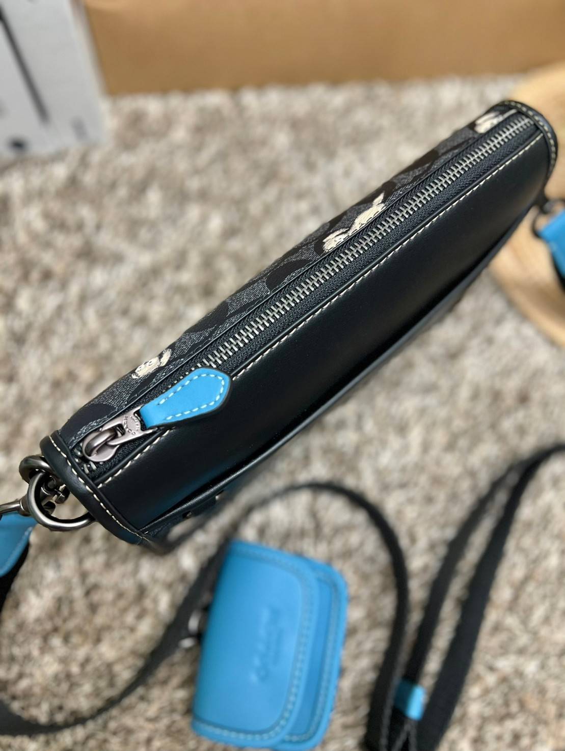 Coach Heritage Convertible Crossbody In Signature Canvas With Creature Print ((cc131)) 🐶 น่ารักขนาดนี้ ห้ามใจไม่ไหวเลยจ้า พร้อมส่ง! ยังไม่เข้าไทย ใหม่ก่อนใครค่ะ! หญิงก็ได้ชายก็ดี สำหรับรุ่นนี้ หนังแท้นิ่ม((หนังไม่แข็งทื่อๆ)) 🌟ทั้งใบปริ้นลา