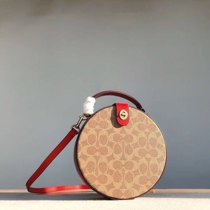 COACH LUNAR NEW YEAR CIRCLE BAG IN SIGNATURE CANVAS กระเป๋าทรงกลม ถือและสะพายข้างได้ วัสดุหนังแท้ ลาย C สวยหรู!! ตามแบบฉบับแบรนด์ ดูแพงมาก ราคาสุดคุ้มแบบนี้ ต้องมีไว้ใช้สักใบน้า!!