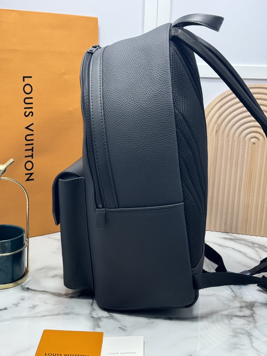 LV Takeoff Backpack กระเป๋าเป้สะพายหลัง สีดำเต็มใบหรูหราแบบเรียบง่าย ตกแต่งด้วยตัวอักษร “LV” โลหะสีดำด้าน ช่องหลักที่กว้างขวาง เหมาะสำหรับการเดินทางในวันหยุดสุดสัปดาห์หรือวันพักผ่อนสบายๆ 🤍 เกรดท็อปออริจินอล 1:1 เกรดดีสุด