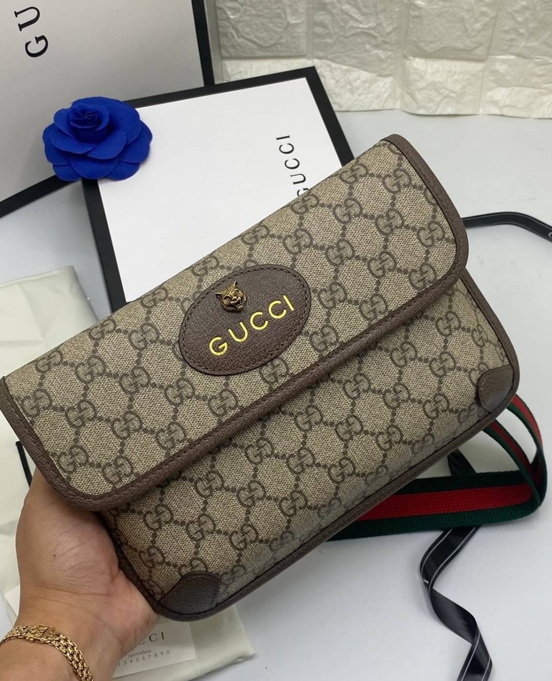 VIP 】หนังแท้ Gucci GG belt bag อีกหนึ่งกระเป๋าคาดอก ที่เป็น unisex และหายากไปอีก ดีไซน์ย้อนยุคยอดฮิต ขนาดกะทัดรัดพกสะดวก วัสดุหนังแคนวาส ทนทาน ภายในเป็นช่องโล่ง ใส่โทรศัพท์ได้ ของจุกๆสำคัญๆได้ สายสะพายปรับได้ตามตัว ใบจริงเห็นแล้วหลงรัก คุ้มค่าที่สุด จัดเล