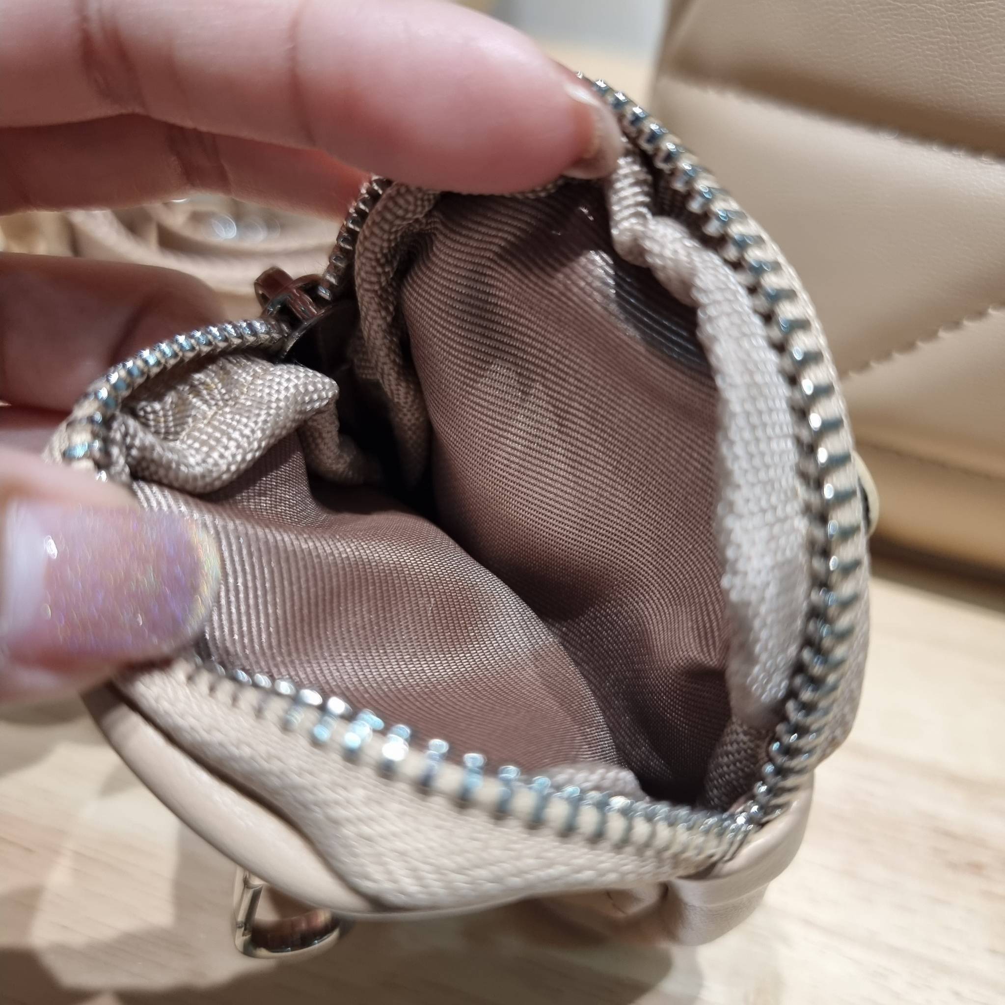 PRADA LEATHER PADDED BAG ใหม่ล่าสุด กับคอลเลคชั่นที่ทำออกมาตอบโจทย์ได้ทุกไลฟ์สไตล์ และเป็นยูนิเซ็กส์ กับกระเป๋าทรงโท้ท ขนาดกำลังดี วัสดุหนังเรียบ ตัดเย็บเดินเส้นลายตาราง ปากกระเป๋ามีซิปเปิดปิด ภายในเป็นช่องโล่ง