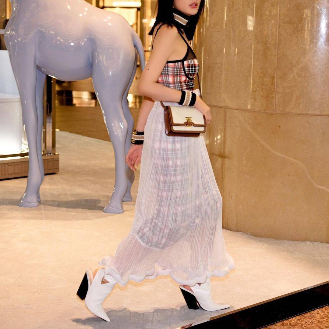 BURBERRY FRAGRANCES CROSSBODY BAG VIP GIFT WITH PURCHASE (GWP) พรีเมี่ยมกิ๊ฟ Limited Edition จากน้ำหอม BURBERRY วัสดุ Canvas & Leather ทรงเหลี่ยมสวยหรูอยู่ทรงมีโลโก้แบรนด์ด้านหน้า เปิดปิดด้วยฝาปิดมีสัญลักษณ์รูปตัวB ภายในมีช่องแบ่งเป็นสัดส่วนสามารถใส่มือถื