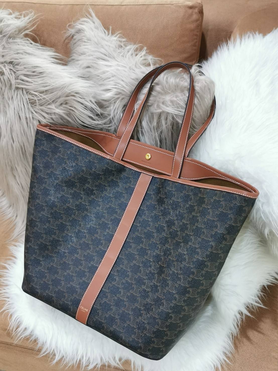 CELINE SHOPPING BAG VIP GIFT WITH PURCHASE (GWP) พรีเมี่ยมกิ๊ฟ Limited จาก CELINE HAUTEPARFUME DUTYFREE COUNTER วัสดุ TRIOMPHE CANVAS ดีไซน์ทรง TOTE สวยหรูคลาสสิคไม่มีเอ้าท์