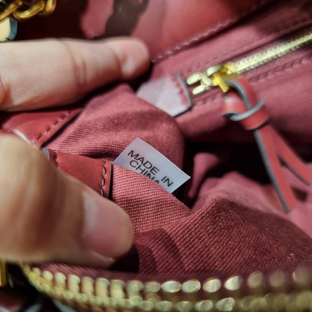 TORY BURCH FLEMING SOFT CONVERTIBLE SHOULDER BAG รุ่นหายากที่สาวๆตามหา มาพร้อมเสิร์ฟความสวยถึงบ้านไปเลยจ้า รอบนี้คัดสีสวยๆมาให้ได้ช้อปกันอย่างจุใจไปเลย กระเป๋าสะพายไหล่ หนังแท้นิ่มเต็มใบ สวยหรูดูแพง เปิด-ปิดด้วยตัวกดล็อคแน่นหนา สายสะพายในตัวปรับใช้ได้ 2 แ